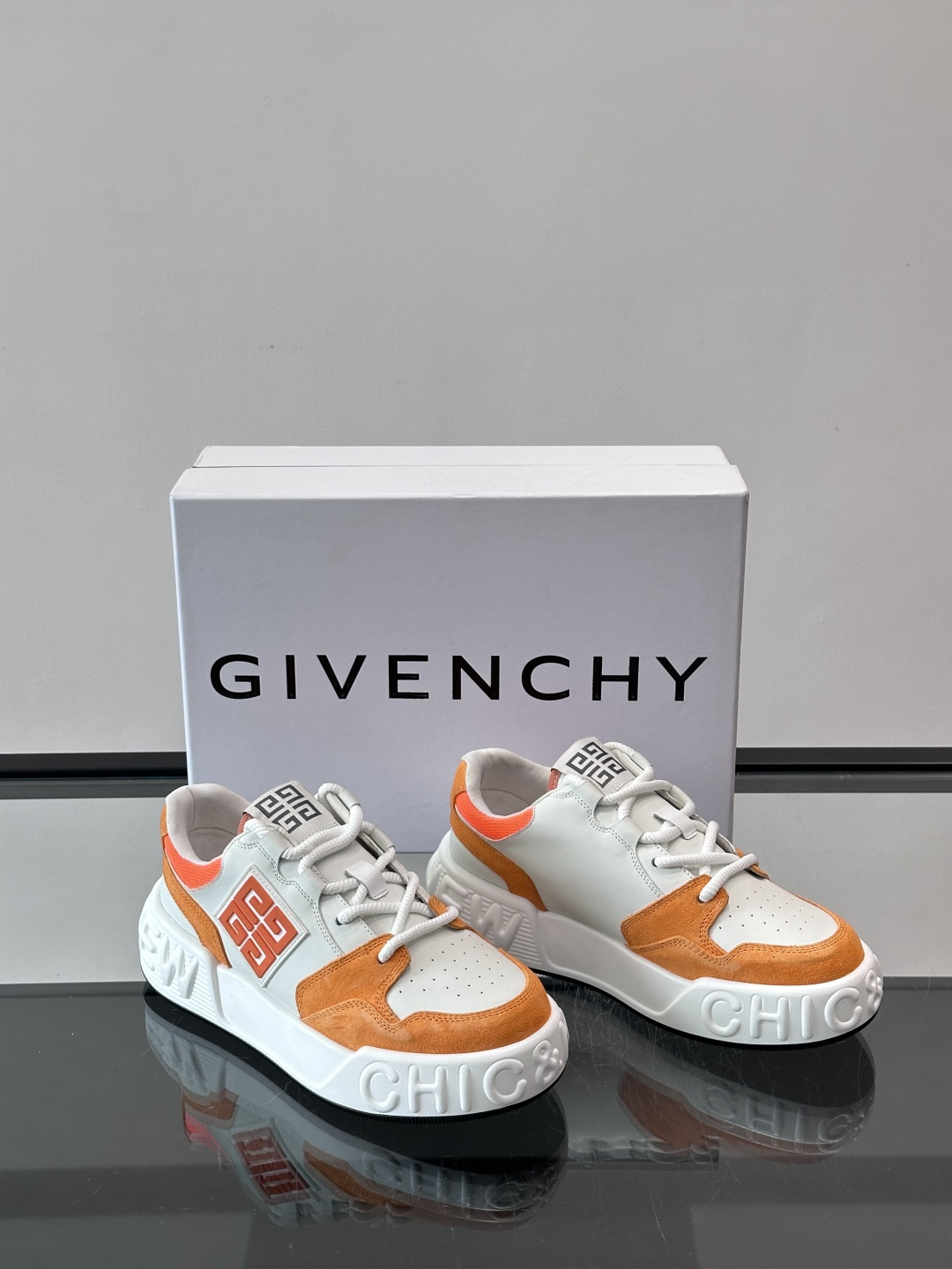 G纪梵希男士运动鞋，简约又有活力！鞋面采用牛皮➕麂皮，舒适又耐穿✨。厚底设计，缓震效果好，日常穿搭或轻运