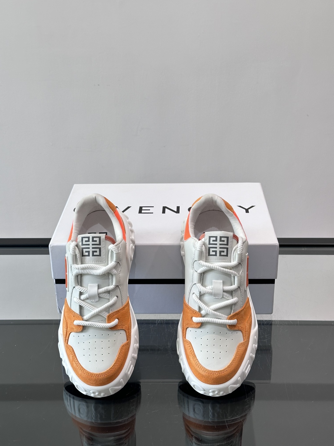 G纪梵希男士运动鞋，简约又有活力！鞋面采用牛皮➕麂皮，舒适又耐穿✨。厚底设计，缓震效果好，日常穿搭或轻运