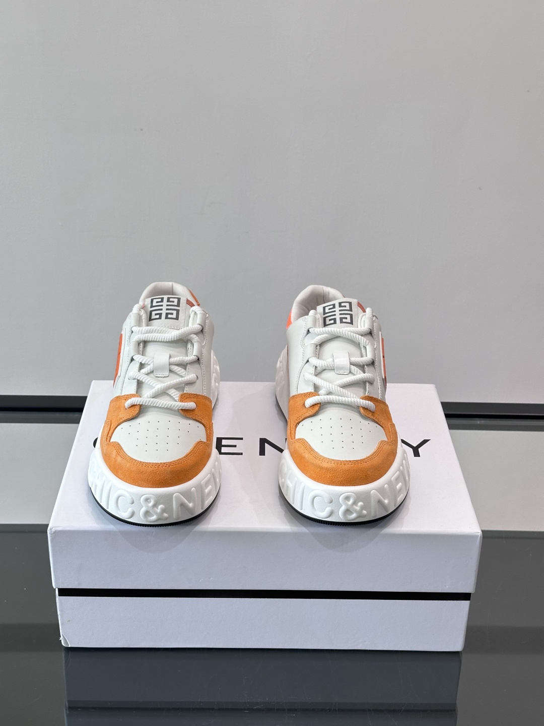 G纪梵希男士运动鞋，简约又有活力！鞋面采用牛皮➕麂皮，舒适又耐穿✨。厚底设计，缓震效果好，日常穿搭或轻运