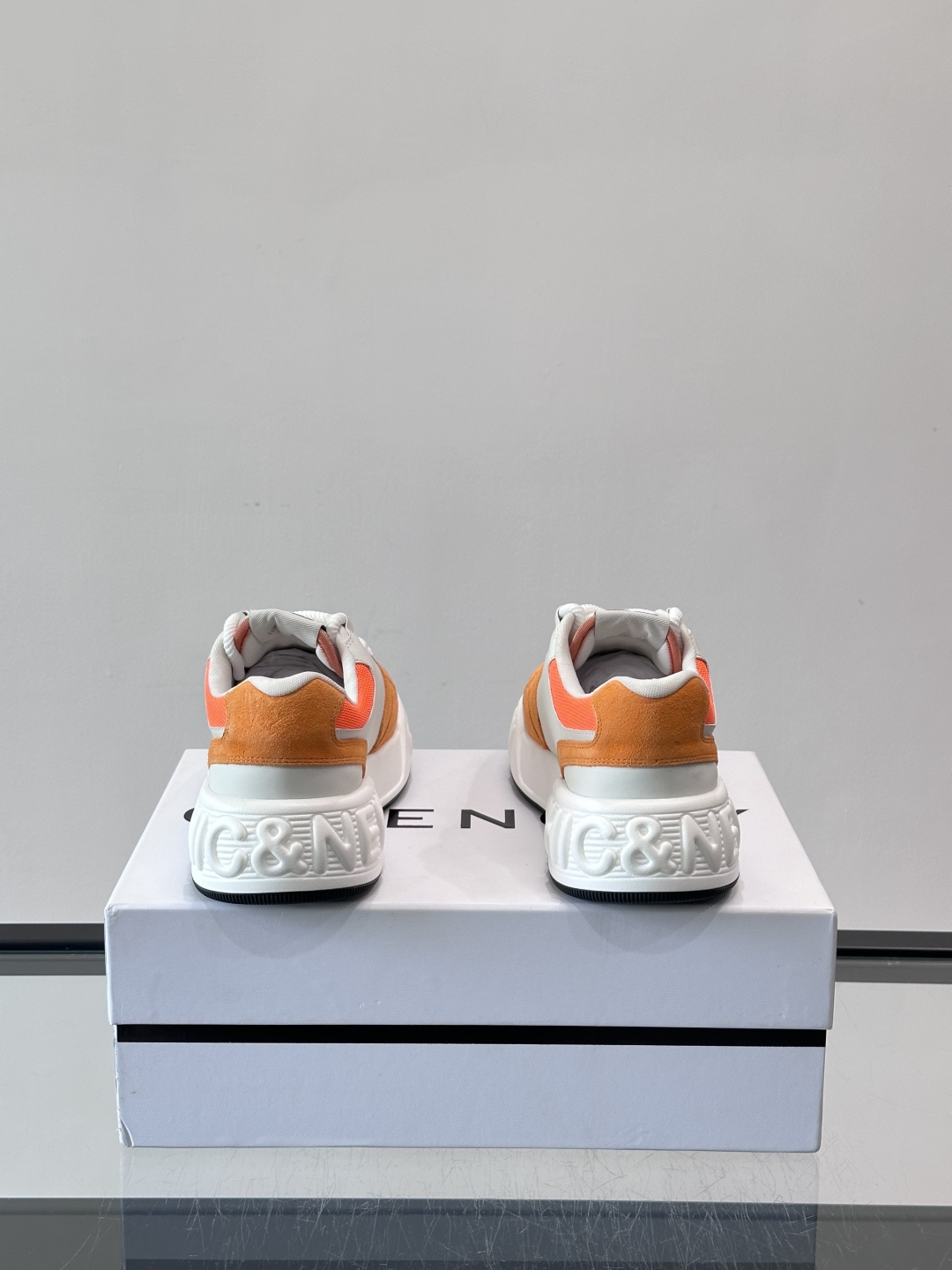 G纪梵希男士运动鞋，简约又有活力！鞋面采用牛皮➕麂皮，舒适又耐穿✨。厚底设计，缓震效果好，日常穿搭或轻运