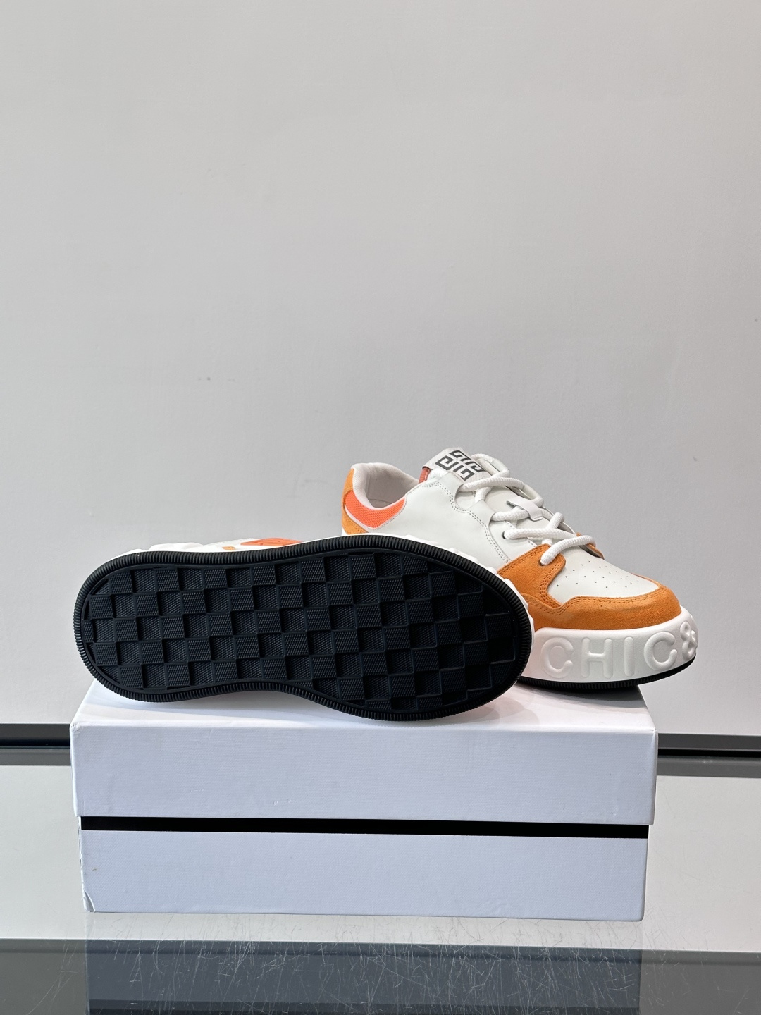 G纪梵希男士运动鞋，简约又有活力！鞋面采用牛皮➕麂皮，舒适又耐穿✨。厚底设计，缓震效果好，日常穿搭或轻运