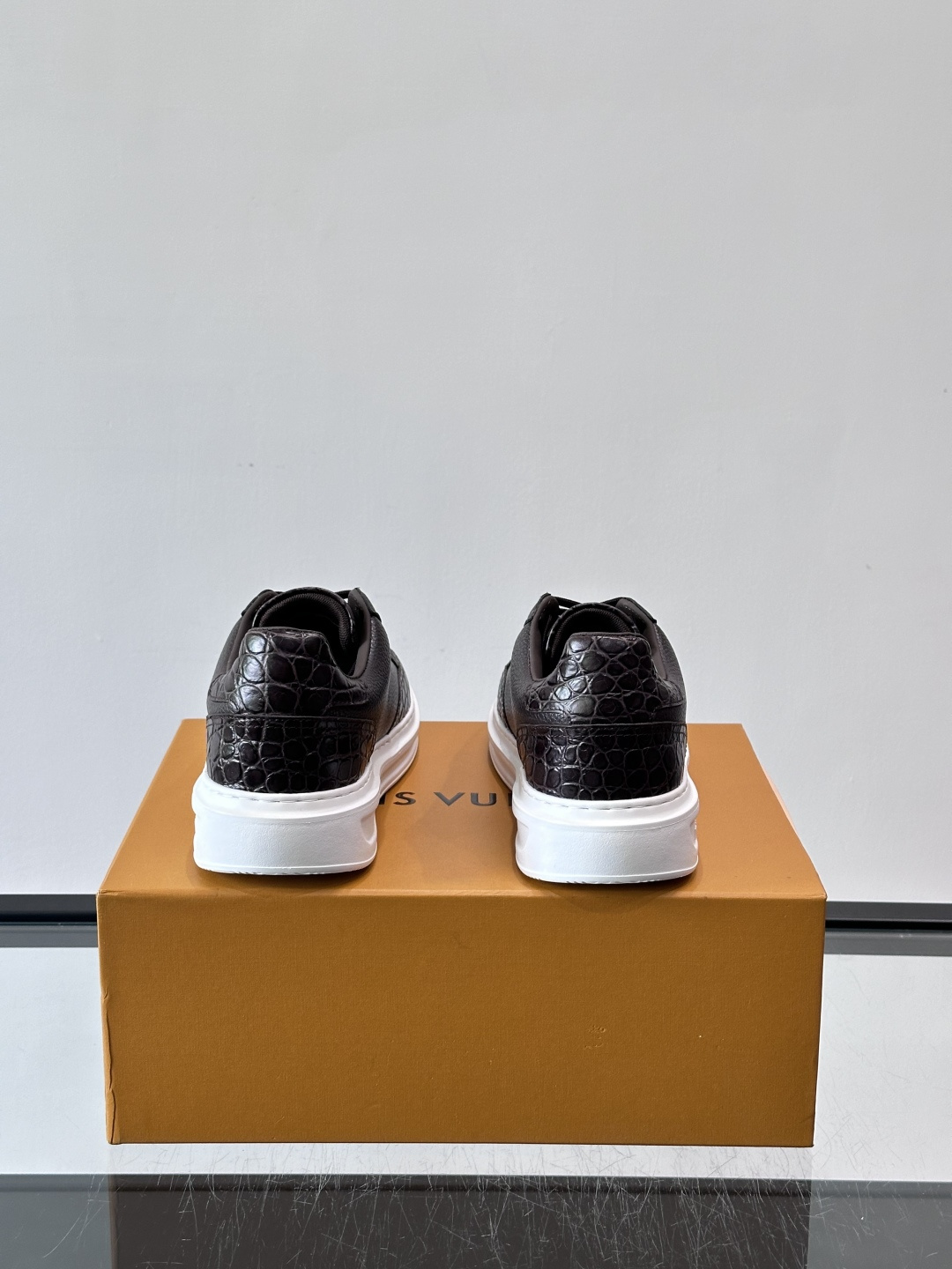 LV这款蛇纹拼接运动鞋，采用优质小牛皮+蛇纹压花，色调超有质感！白色橡胶鞋底，舒适又耐磨，日常穿搭或轻运