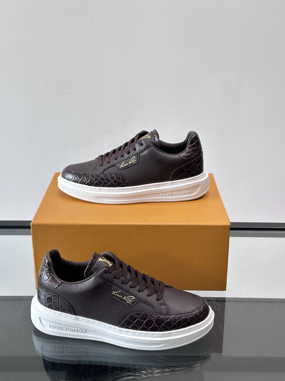 LV这款蛇纹拼接运动鞋，采用优质小牛皮+蛇纹压花，色调超有质感！白色橡胶鞋底，舒适又耐磨，日常穿搭或轻运