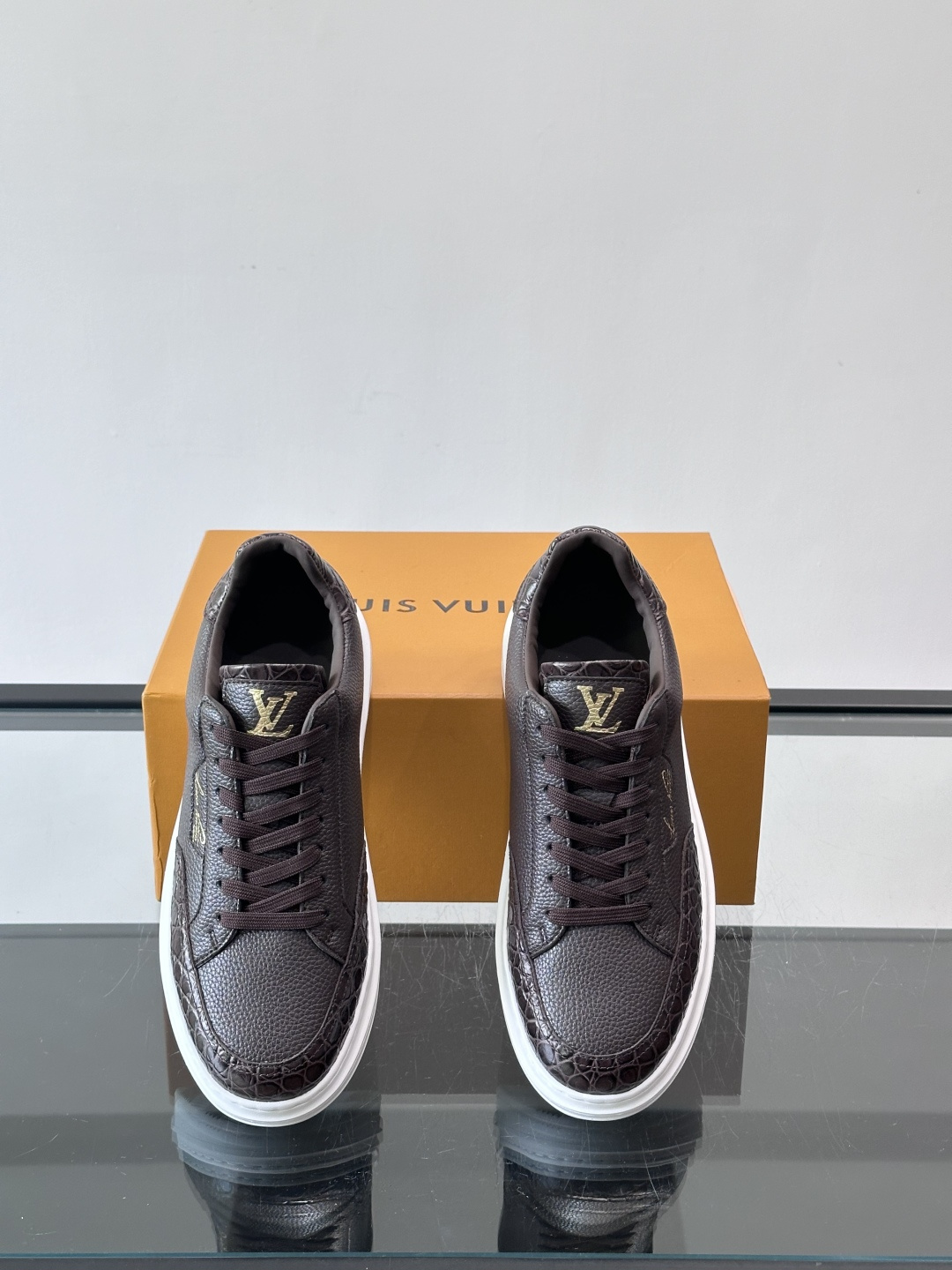 LV这款蛇纹拼接运动鞋，采用优质小牛皮+蛇纹压花，色调超有质感！白色橡胶鞋底，舒适又耐磨，日常穿搭或轻运