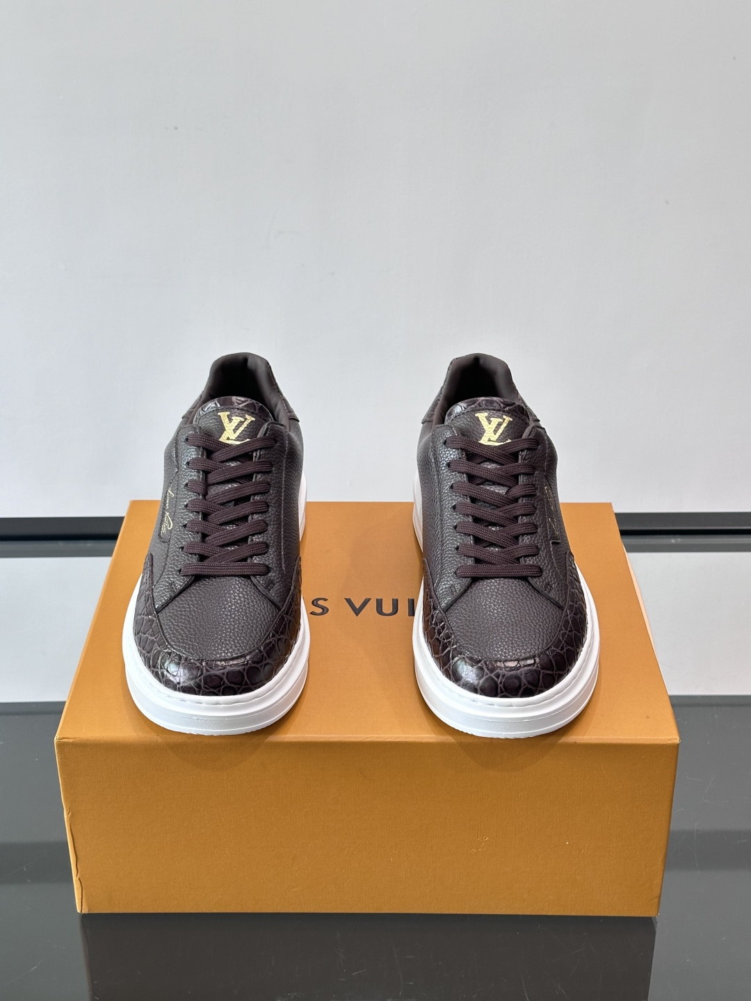 LV这款蛇纹拼接运动鞋，采用优质小牛皮+蛇纹压花，色调超有质感！白色橡胶鞋底，舒适又耐磨，日常穿搭或轻运