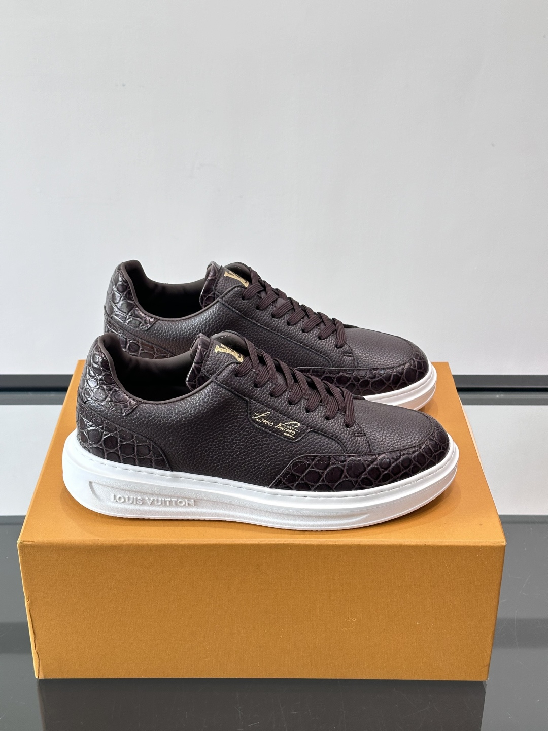 LV这款蛇纹拼接运动鞋，采用优质小牛皮+蛇纹压花，色调超有质感！白色橡胶鞋底，舒适又耐磨，日常穿搭或轻运
