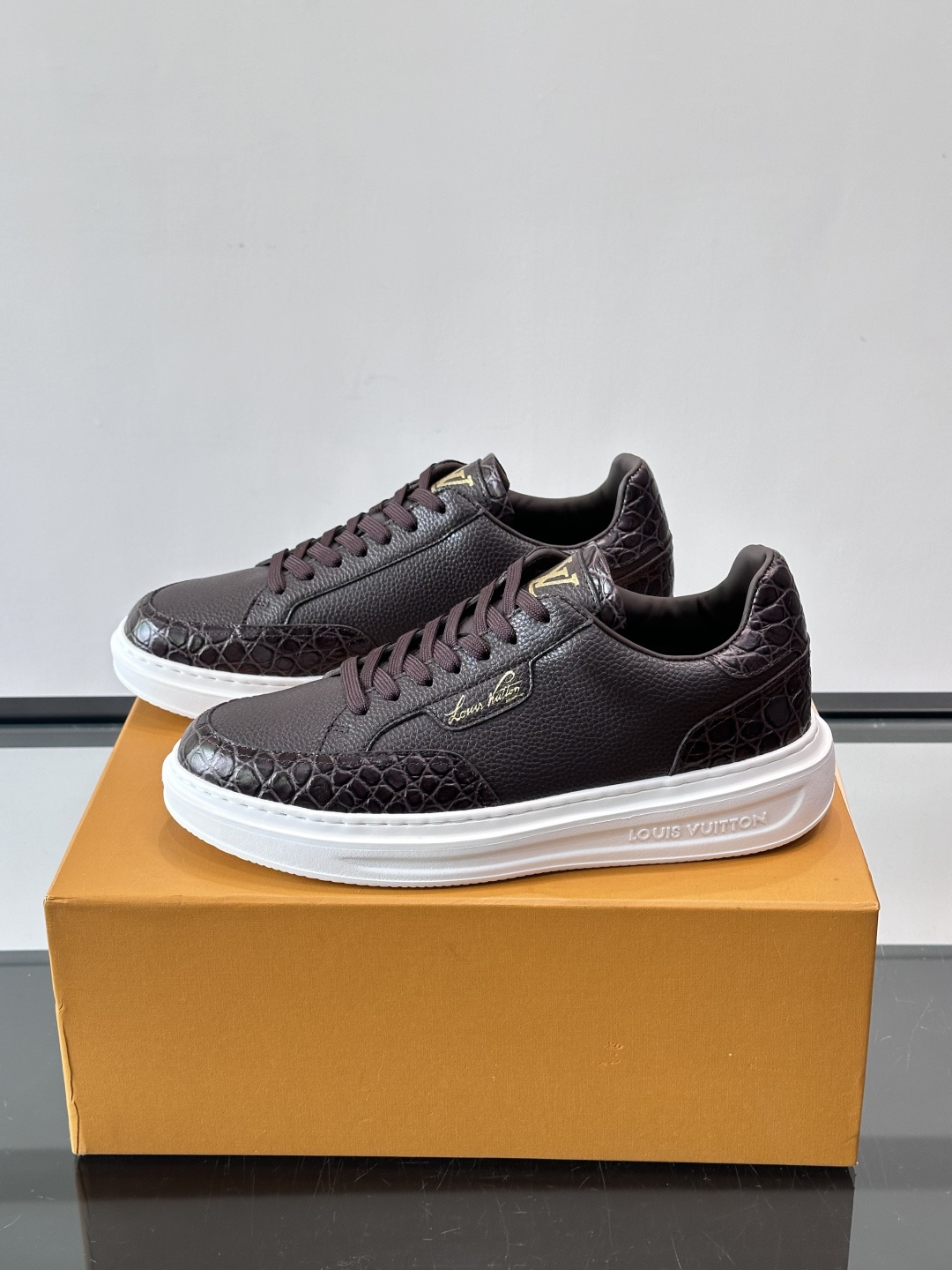 LV这款蛇纹拼接运动鞋，采用优质小牛皮+蛇纹压花，色调超有质感！白色橡胶鞋底，舒适又耐磨，日常穿搭或轻运
