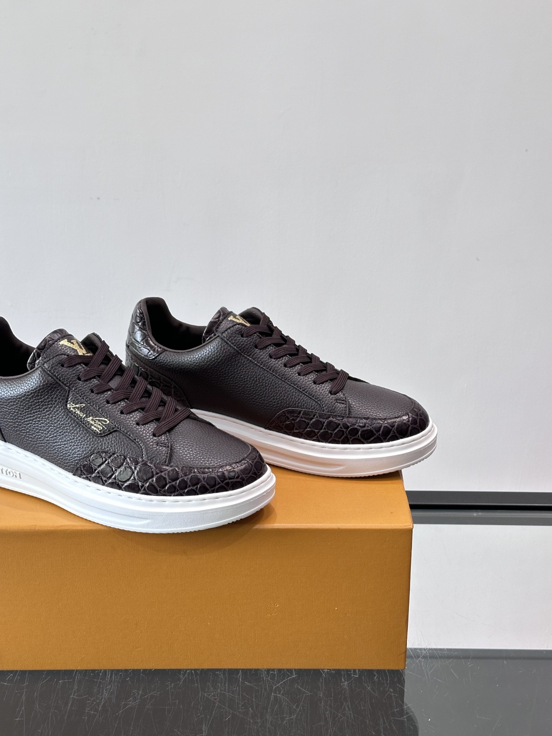 LV这款蛇纹拼接运动鞋，采用优质小牛皮+蛇纹压花，色调超有质感！白色橡胶鞋底，舒适又耐磨，日常穿搭或轻运