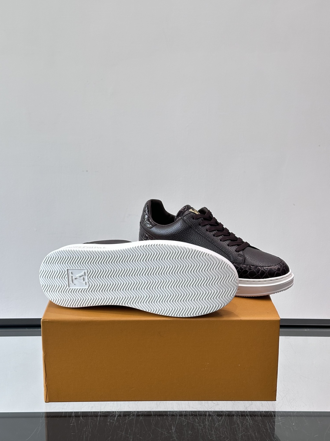 LV这款蛇纹拼接运动鞋，采用优质小牛皮+蛇纹压花，色调超有质感！白色橡胶鞋底，舒适又耐磨，日常穿搭或轻运