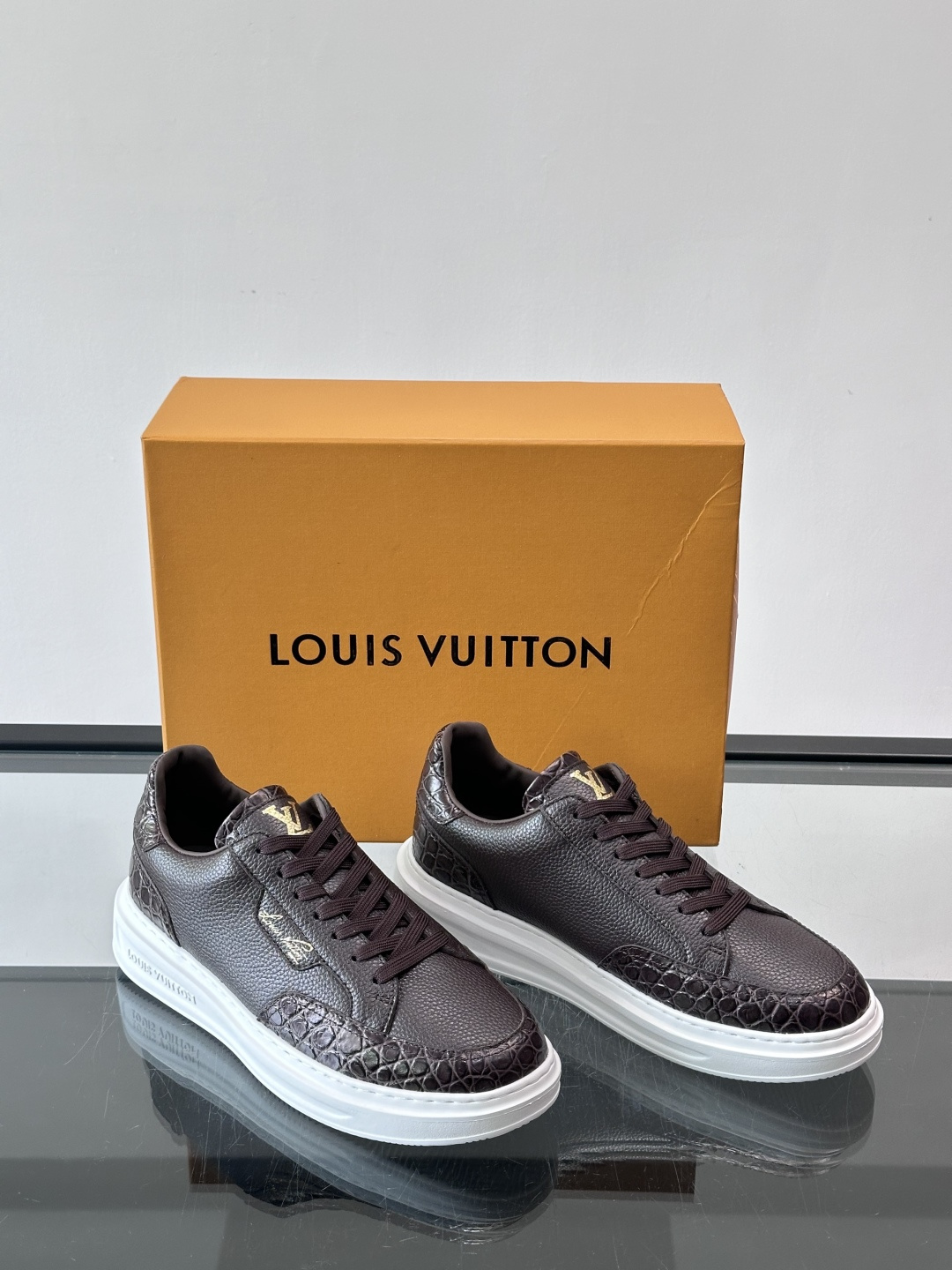 LV这款蛇纹拼接运动鞋，采用优质小牛皮+蛇纹压花，色调超有质感！白色橡胶鞋底，舒适又耐磨，日常穿搭或轻运