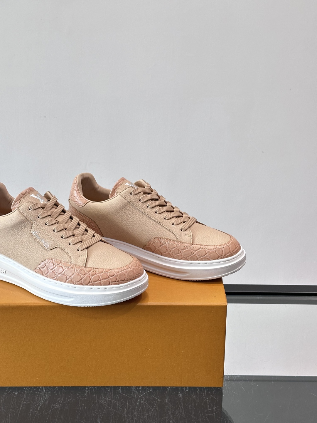 LV这款蛇纹拼接运动鞋，采用优质小牛皮+蛇纹压花，色调超有质感！白色橡胶鞋底，舒适又耐磨，日常穿搭或轻运