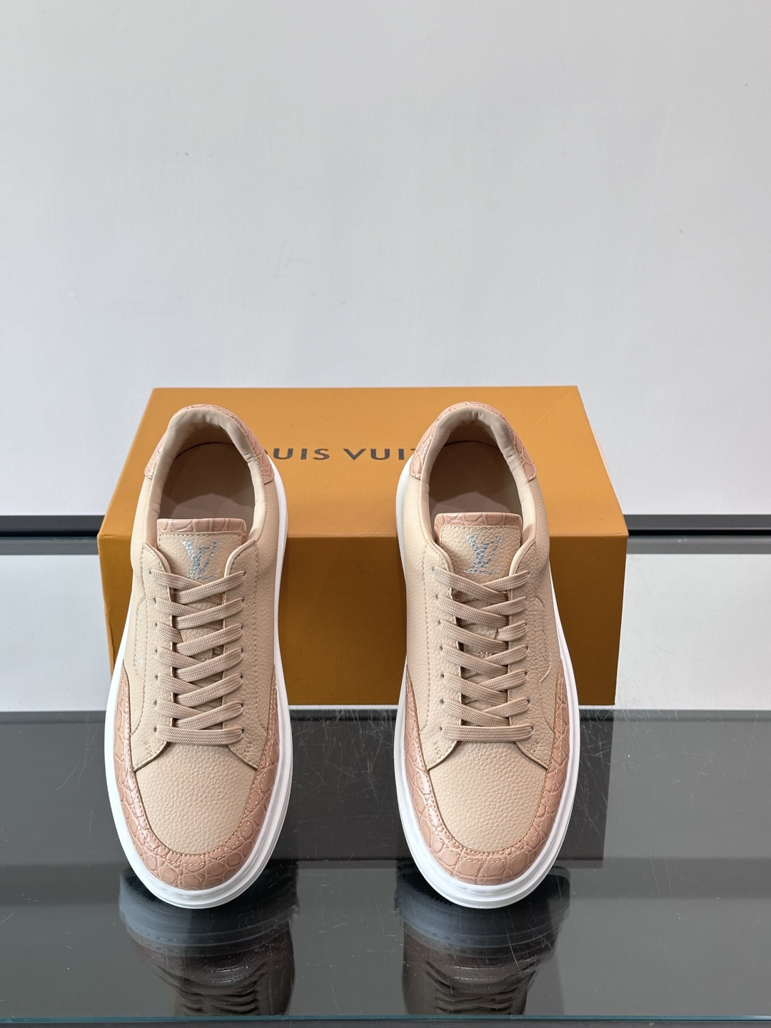 LV这款蛇纹拼接运动鞋，采用优质小牛皮+蛇纹压花，色调超有质感！白色橡胶鞋底，舒适又耐磨，日常穿搭或轻运