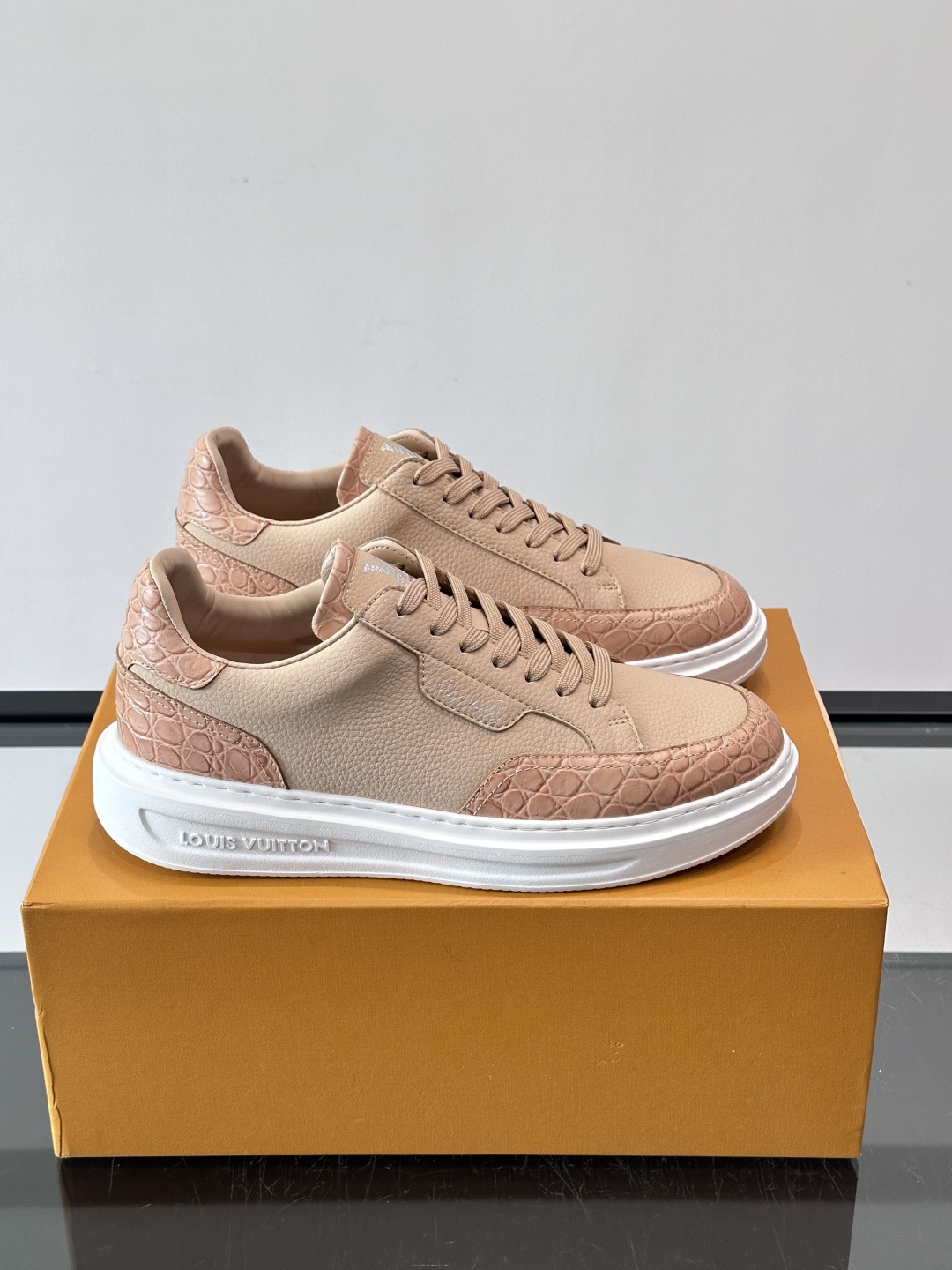 LV这款蛇纹拼接运动鞋，采用优质小牛皮+蛇纹压花，色调超有质感！白色橡胶鞋底，舒适又耐磨，日常穿搭或轻运