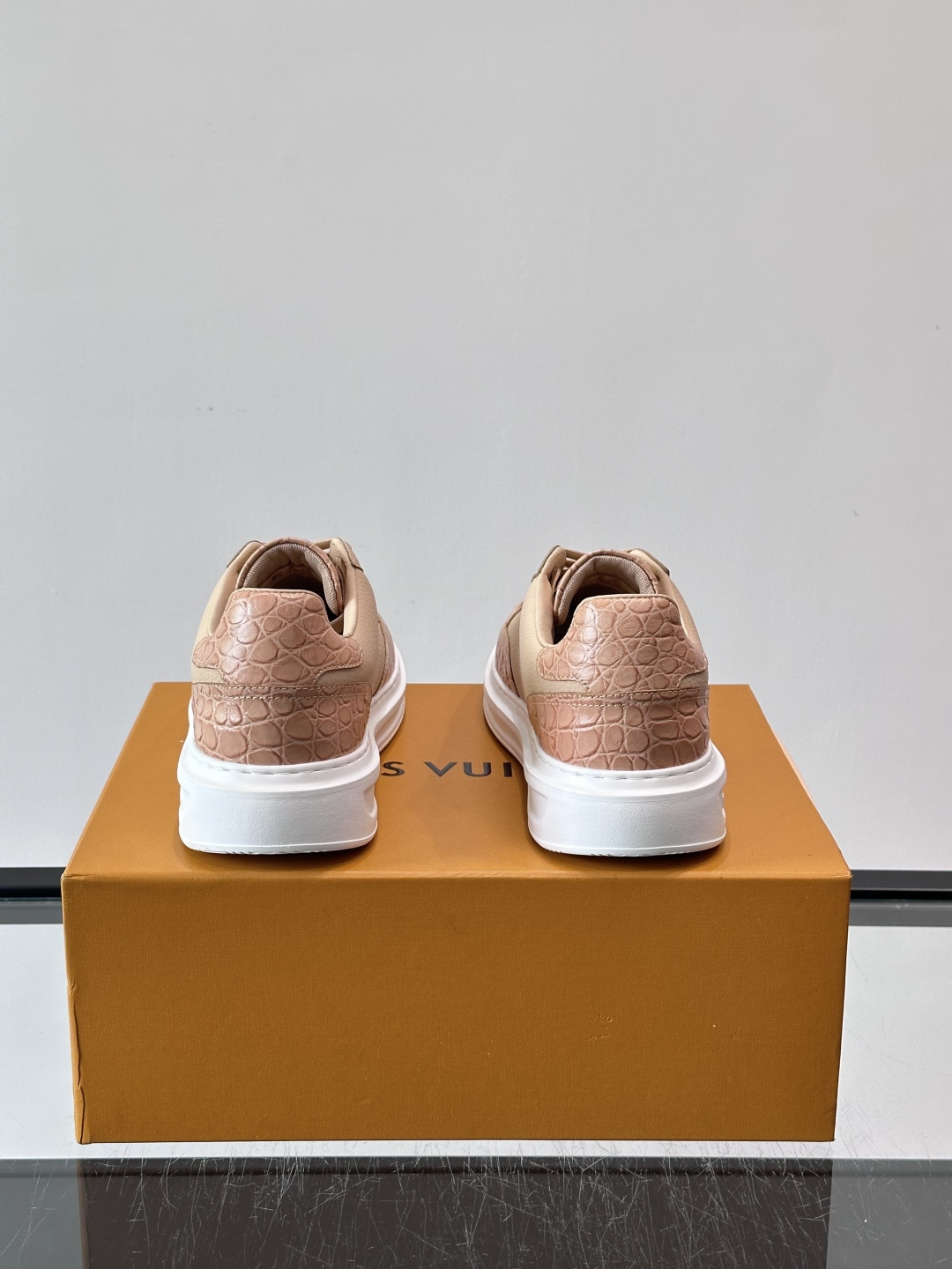 LV这款蛇纹拼接运动鞋，采用优质小牛皮+蛇纹压花，色调超有质感！白色橡胶鞋底，舒适又耐磨，日常穿搭或轻运