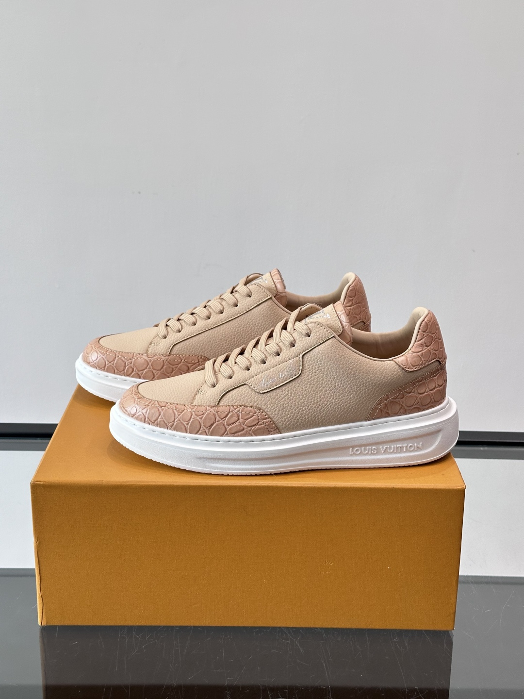 LV这款蛇纹拼接运动鞋，采用优质小牛皮+蛇纹压花，色调超有质感！白色橡胶鞋底，舒适又耐磨，日常穿搭或轻运