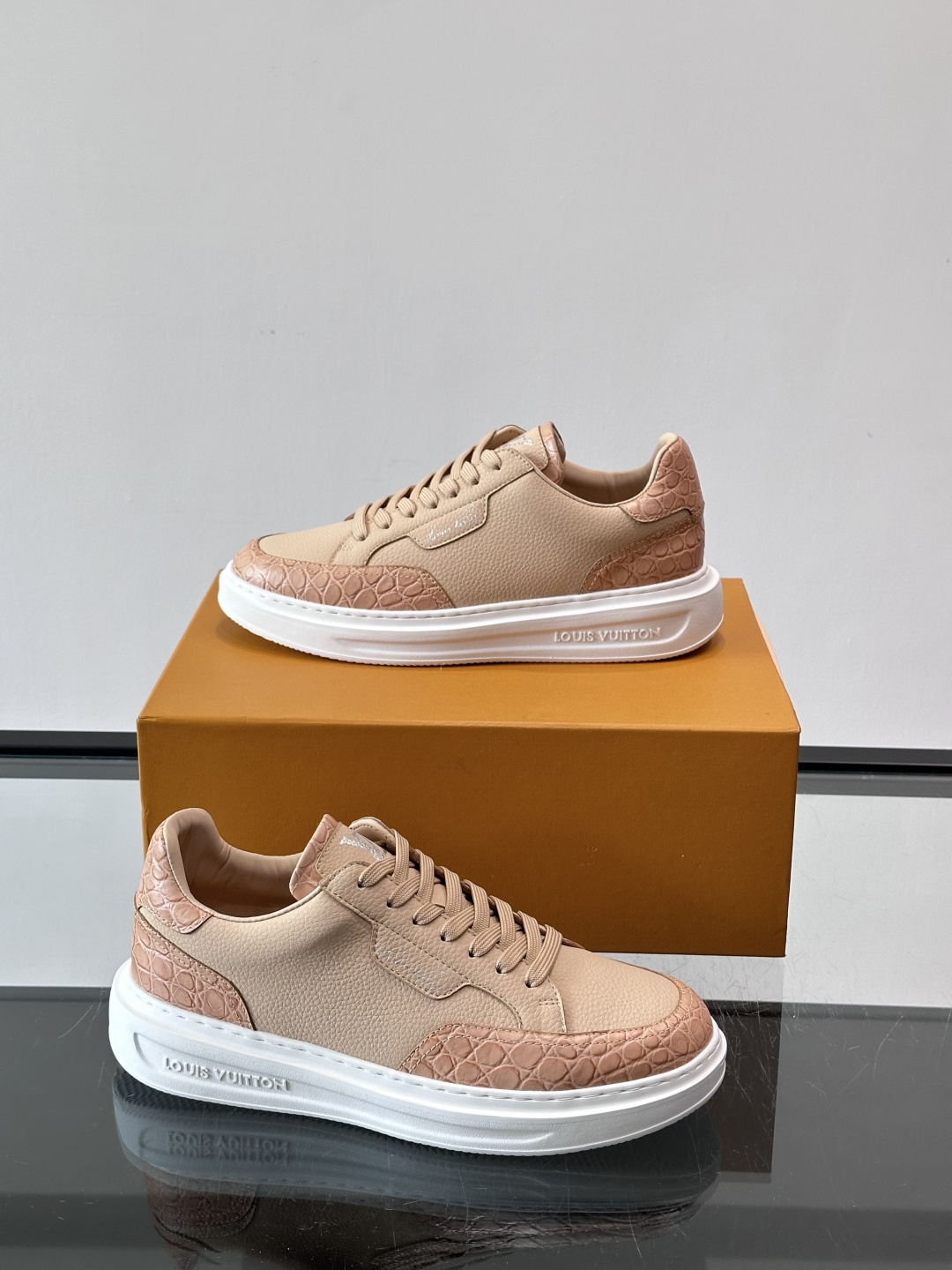 LV这款蛇纹拼接运动鞋，采用优质小牛皮+蛇纹压花，色调超有质感！白色橡胶鞋底，舒适又耐磨，日常穿搭或轻运