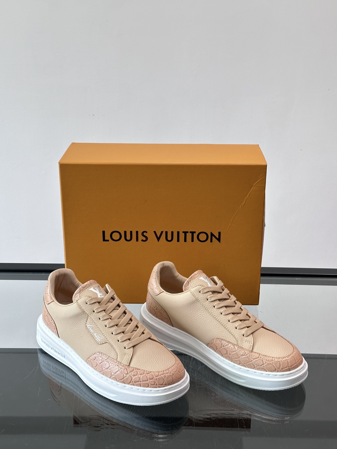 LV这款蛇纹拼接运动鞋，采用优质小牛皮+蛇纹压花，色调超有质感！白色橡胶鞋底，舒适又耐磨，日常穿搭或轻运