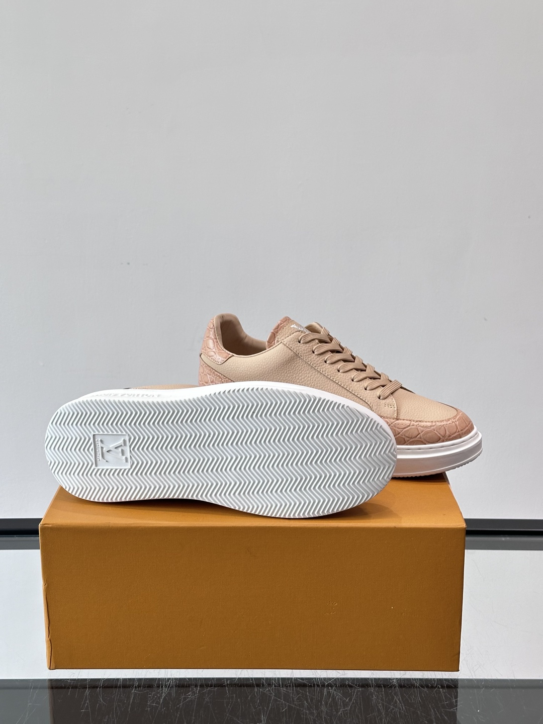 LV这款蛇纹拼接运动鞋，采用优质小牛皮+蛇纹压花，色调超有质感！白色橡胶鞋底，舒适又耐磨，日常穿搭或轻运