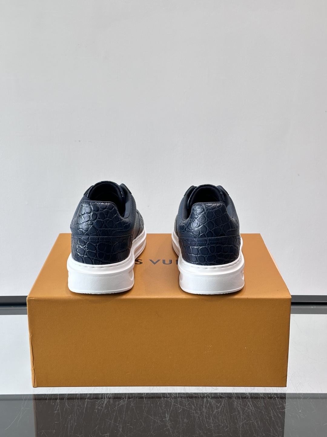 LV这款蛇纹拼接运动鞋，采用优质小牛皮+蛇纹压花，色调超有质感！白色橡胶鞋底，舒适又耐磨，日常穿搭或轻运