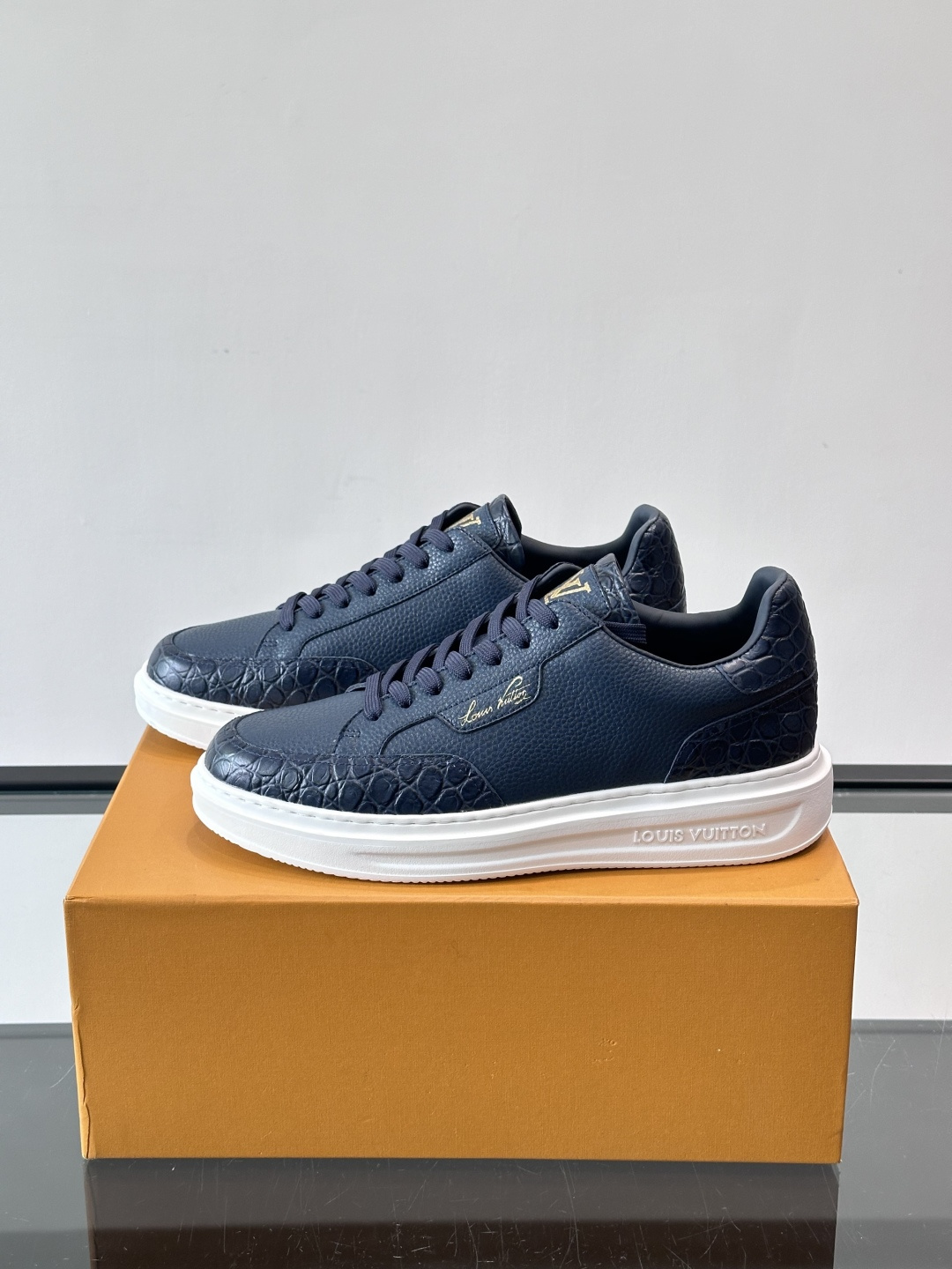 LV这款蛇纹拼接运动鞋，采用优质小牛皮+蛇纹压花，色调超有质感！白色橡胶鞋底，舒适又耐磨，日常穿搭或轻运