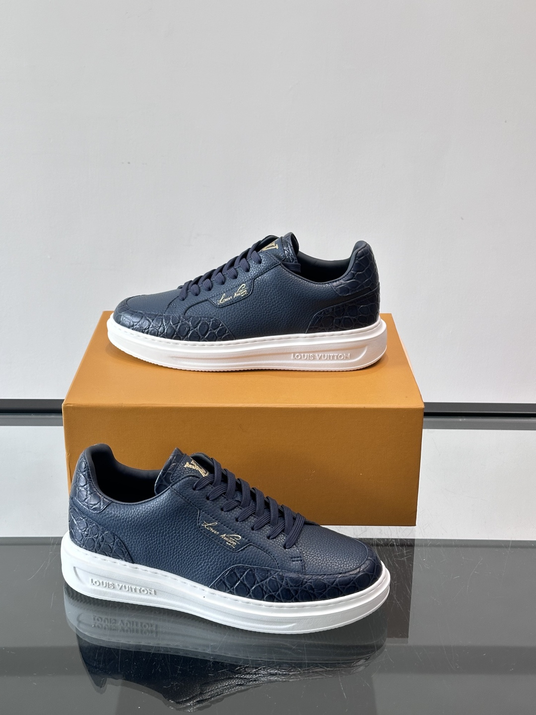 LV这款蛇纹拼接运动鞋，采用优质小牛皮+蛇纹压花，色调超有质感！白色橡胶鞋底，舒适又耐磨，日常穿搭或轻运