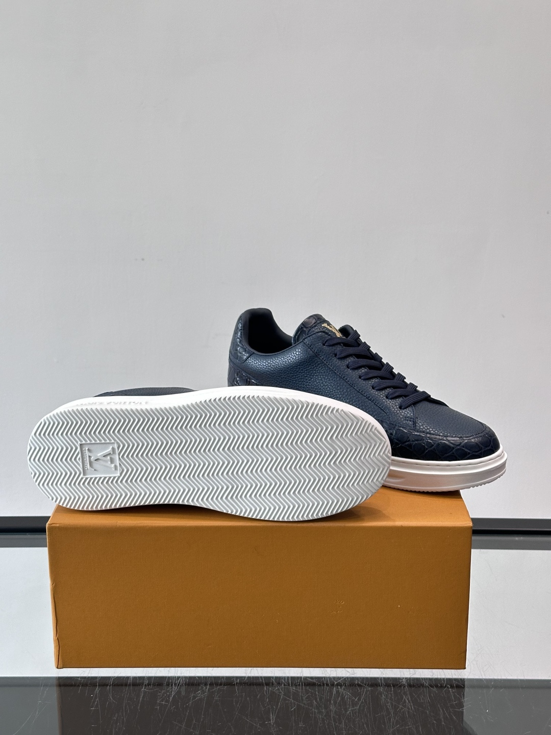 LV这款蛇纹拼接运动鞋，采用优质小牛皮+蛇纹压花，色调超有质感！白色橡胶鞋底，舒适又耐磨，日常穿搭或轻运