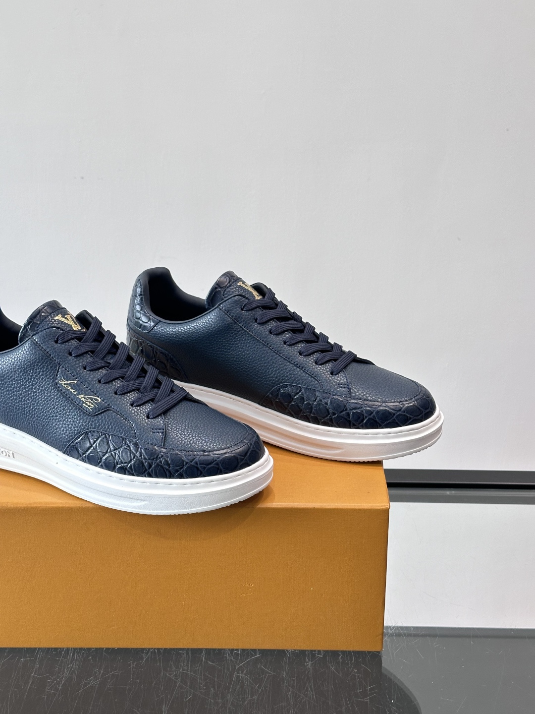 LV这款蛇纹拼接运动鞋，采用优质小牛皮+蛇纹压花，色调超有质感！白色橡胶鞋底，舒适又耐磨，日常穿搭或轻运