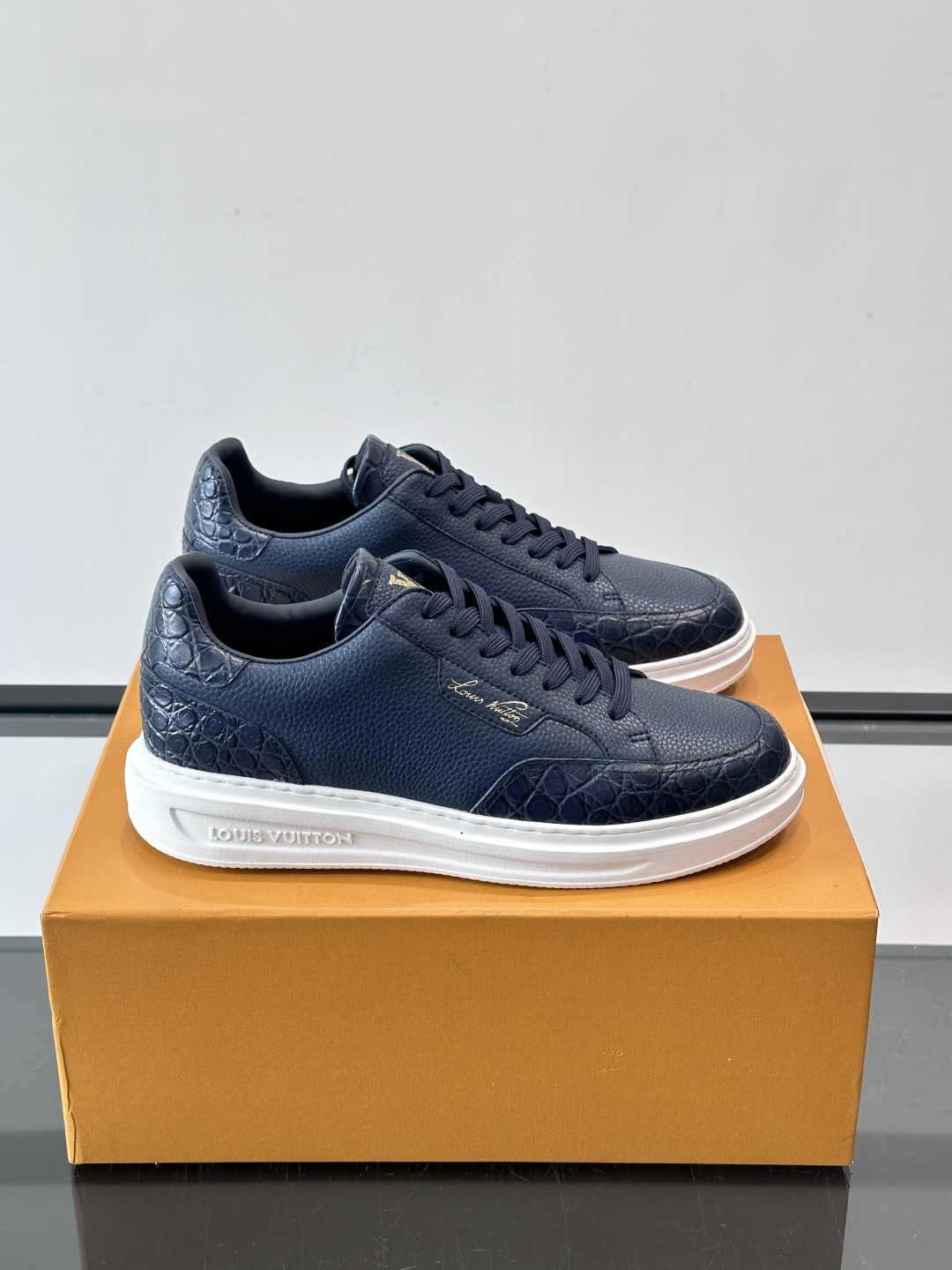 LV这款蛇纹拼接运动鞋，采用优质小牛皮+蛇纹压花，色调超有质感！白色橡胶鞋底，舒适又耐磨，日常穿搭或轻运