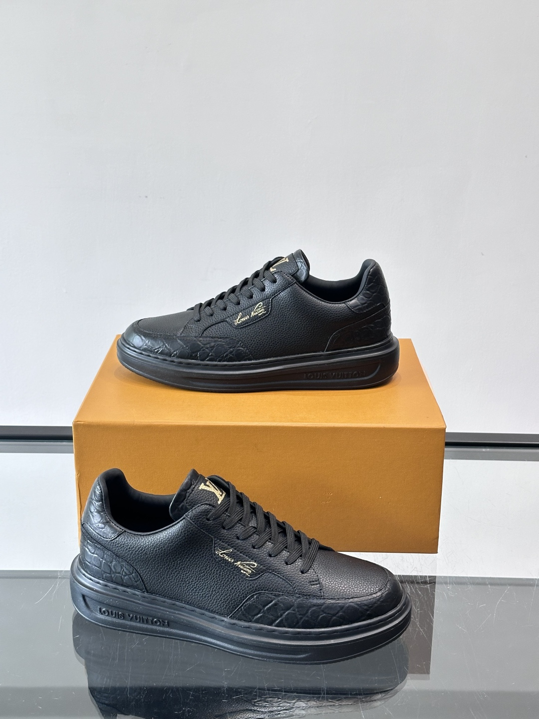 LV这款蛇纹拼接运动鞋，采用优质小牛皮+蛇纹压花，色调超有质感！白色橡胶鞋底，舒适又耐磨，日常穿搭或轻运