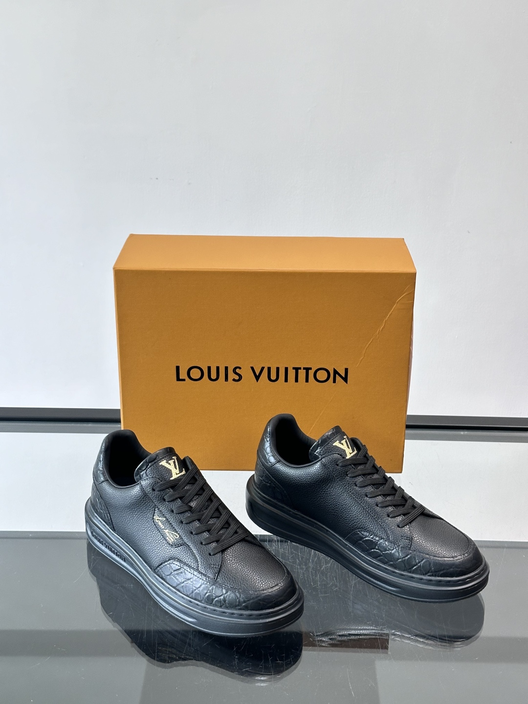 LV这款蛇纹拼接运动鞋，采用优质小牛皮+蛇纹压花，色调超有质感！白色橡胶鞋底，舒适又耐磨，日常穿搭或轻运