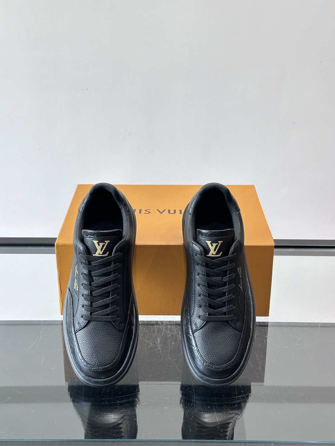 LV这款蛇纹拼接运动鞋，采用优质小牛皮+蛇纹压花，色调超有质感！白色橡胶鞋底，舒适又耐磨，日常穿搭或轻运