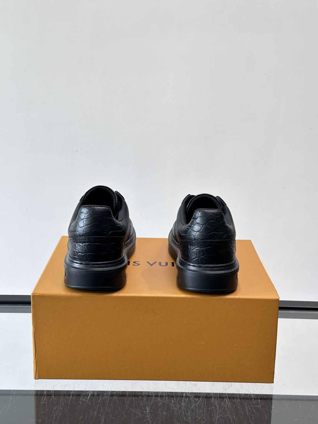 LV这款蛇纹拼接运动鞋，采用优质小牛皮+蛇纹压花，色调超有质感！白色橡胶鞋底，舒适又耐磨，日常穿搭或轻运