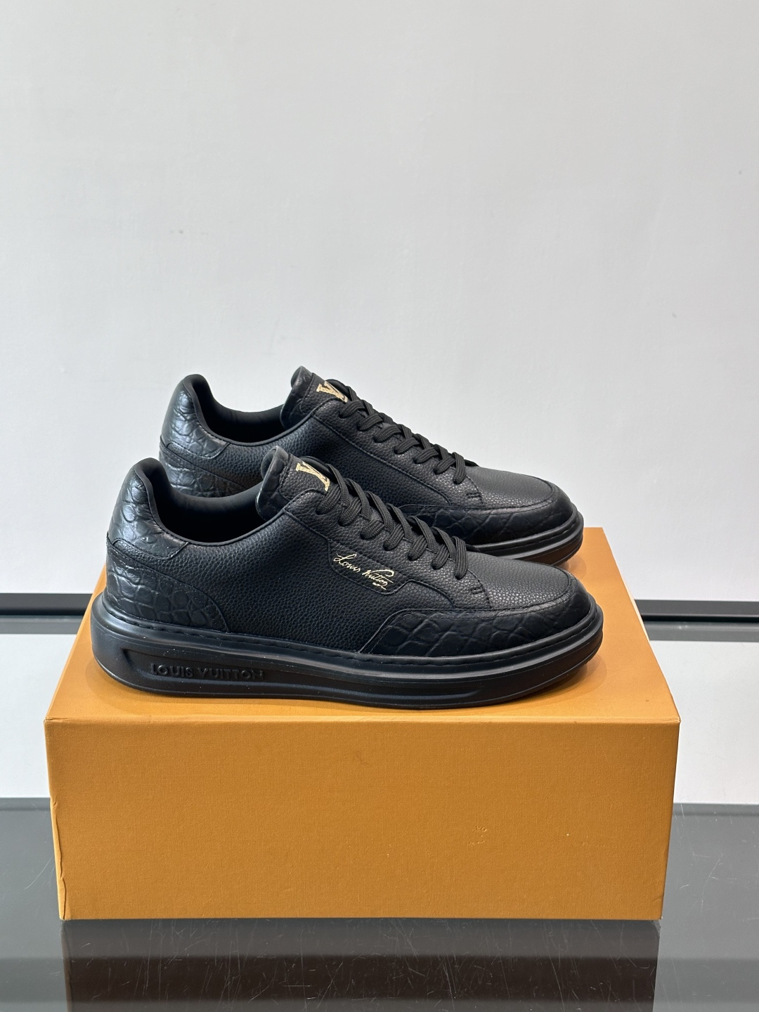 LV这款蛇纹拼接运动鞋，采用优质小牛皮+蛇纹压花，色调超有质感！白色橡胶鞋底，舒适又耐磨，日常穿搭或轻运