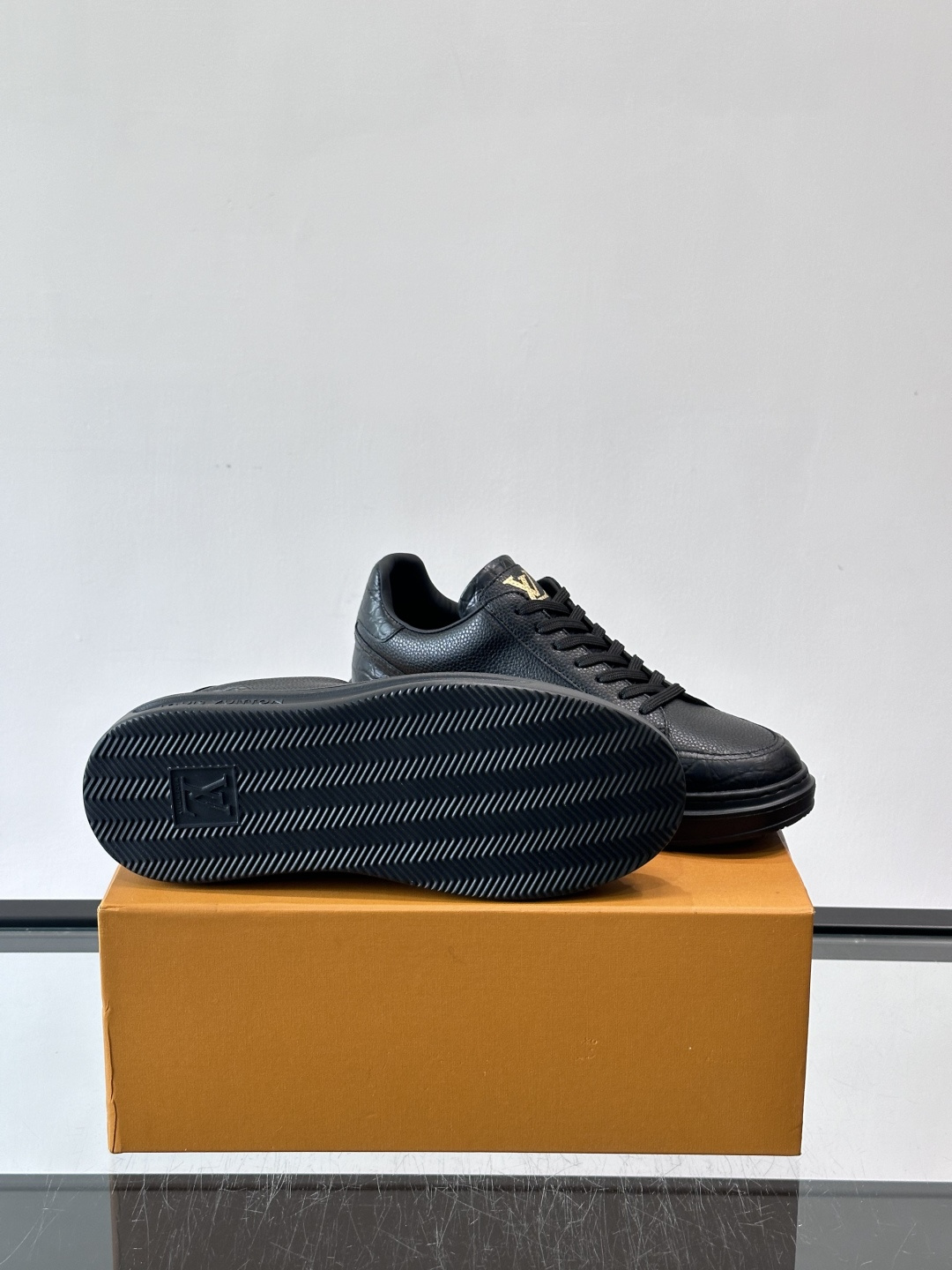 LV这款蛇纹拼接运动鞋，采用优质小牛皮+蛇纹压花，色调超有质感！白色橡胶鞋底，舒适又耐磨，日常穿搭或轻运