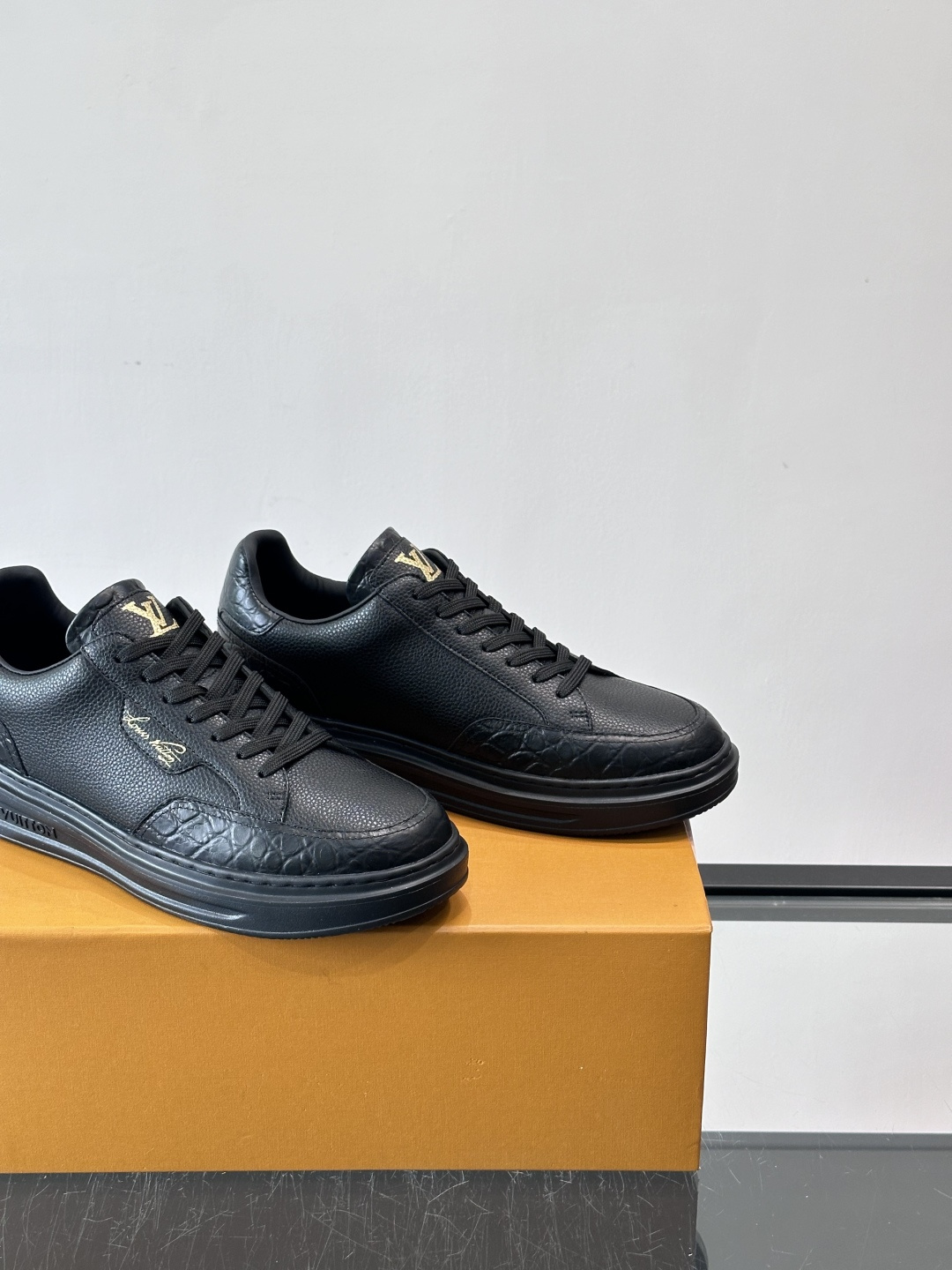 LV这款蛇纹拼接运动鞋，采用优质小牛皮+蛇纹压花，色调超有质感！白色橡胶鞋底，舒适又耐磨，日常穿搭或轻运