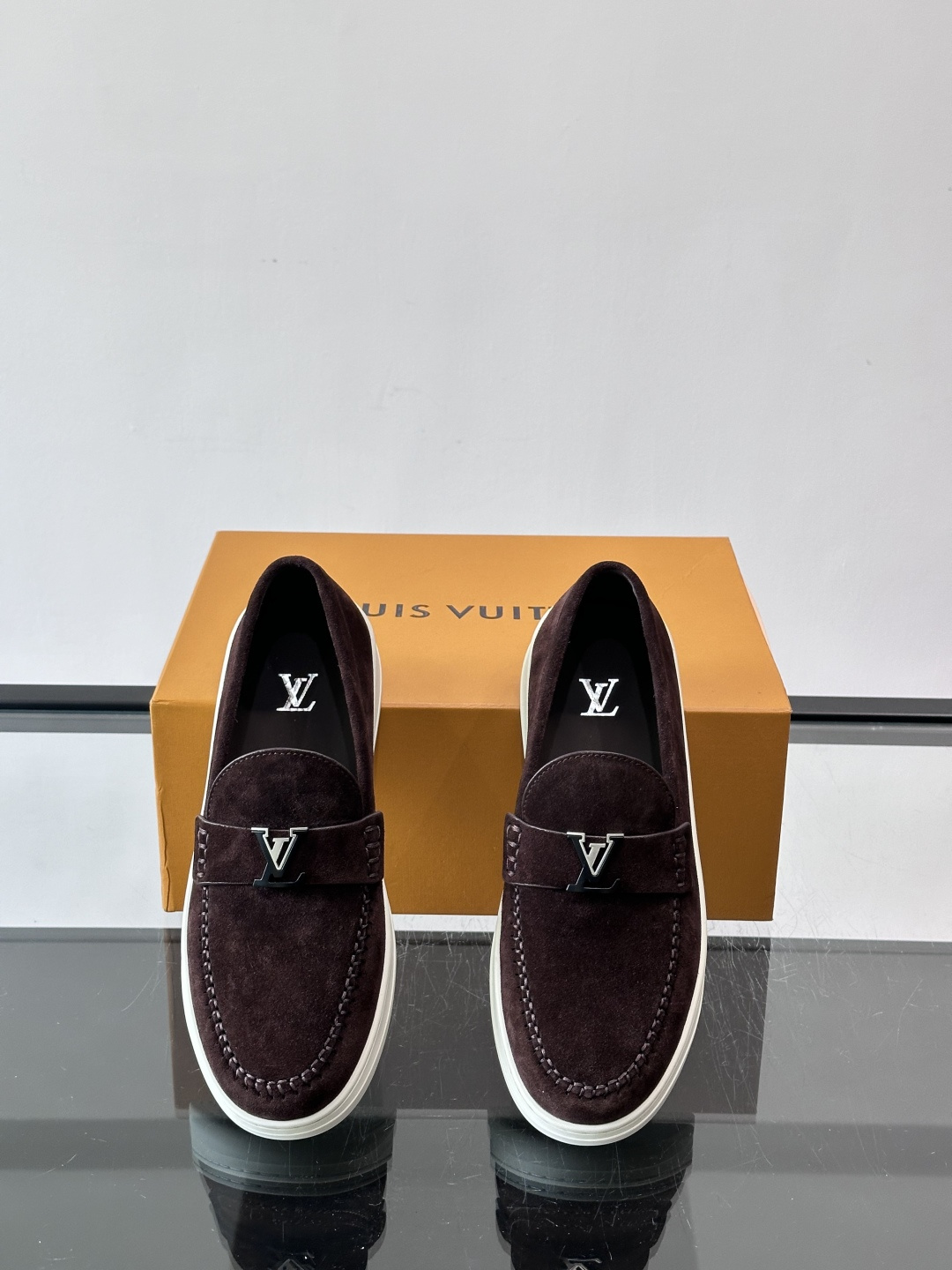 LV男士乐福鞋，采用进口麂皮，触感柔软，质感高级✨。鞋面搭配金属扣，简约又有细节感。白色橡胶鞋底，舒适耐