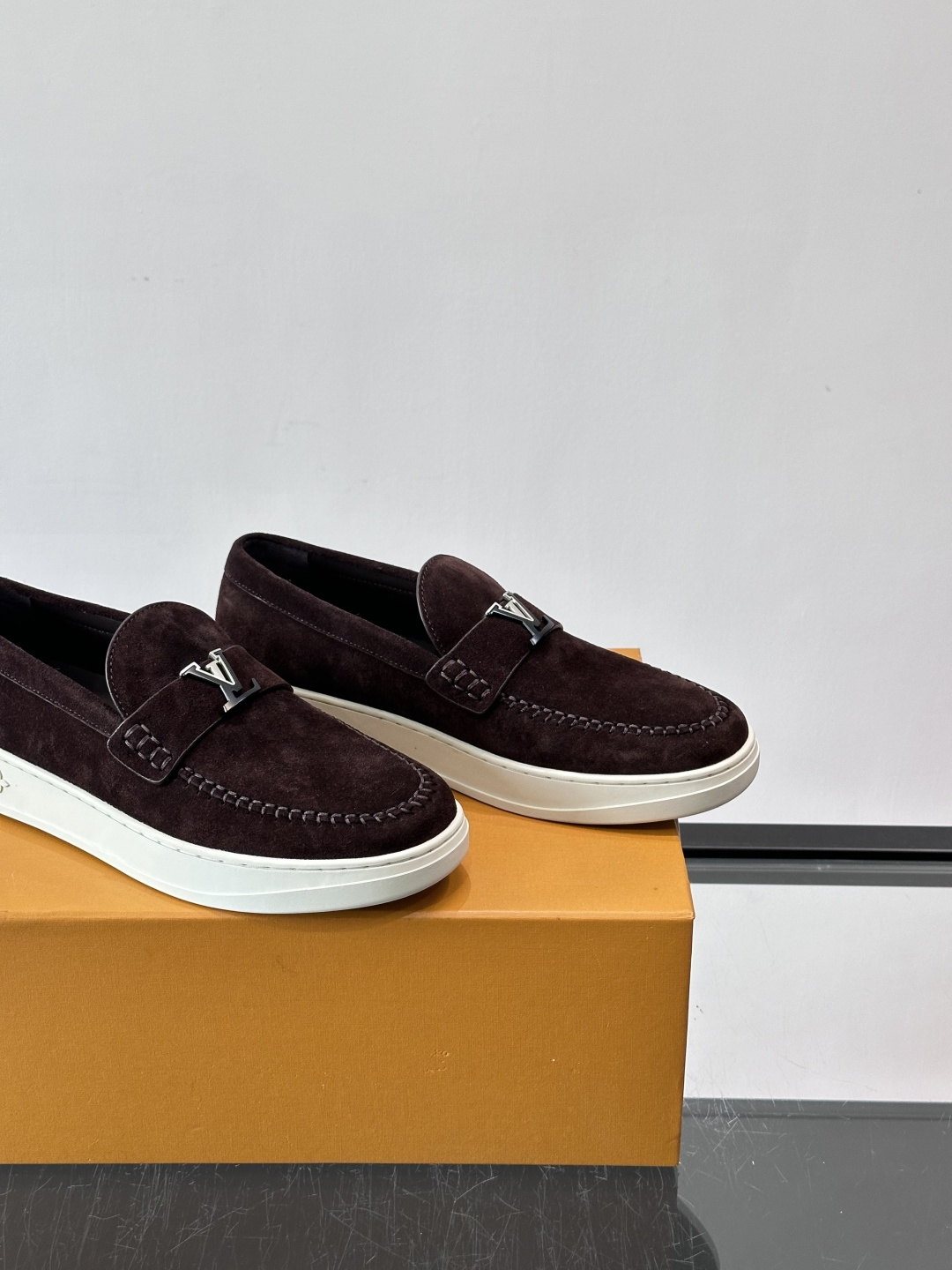 LV男士乐福鞋，采用进口麂皮，触感柔软，质感高级✨。鞋面搭配金属扣，简约又有细节感。白色橡胶鞋底，舒适耐