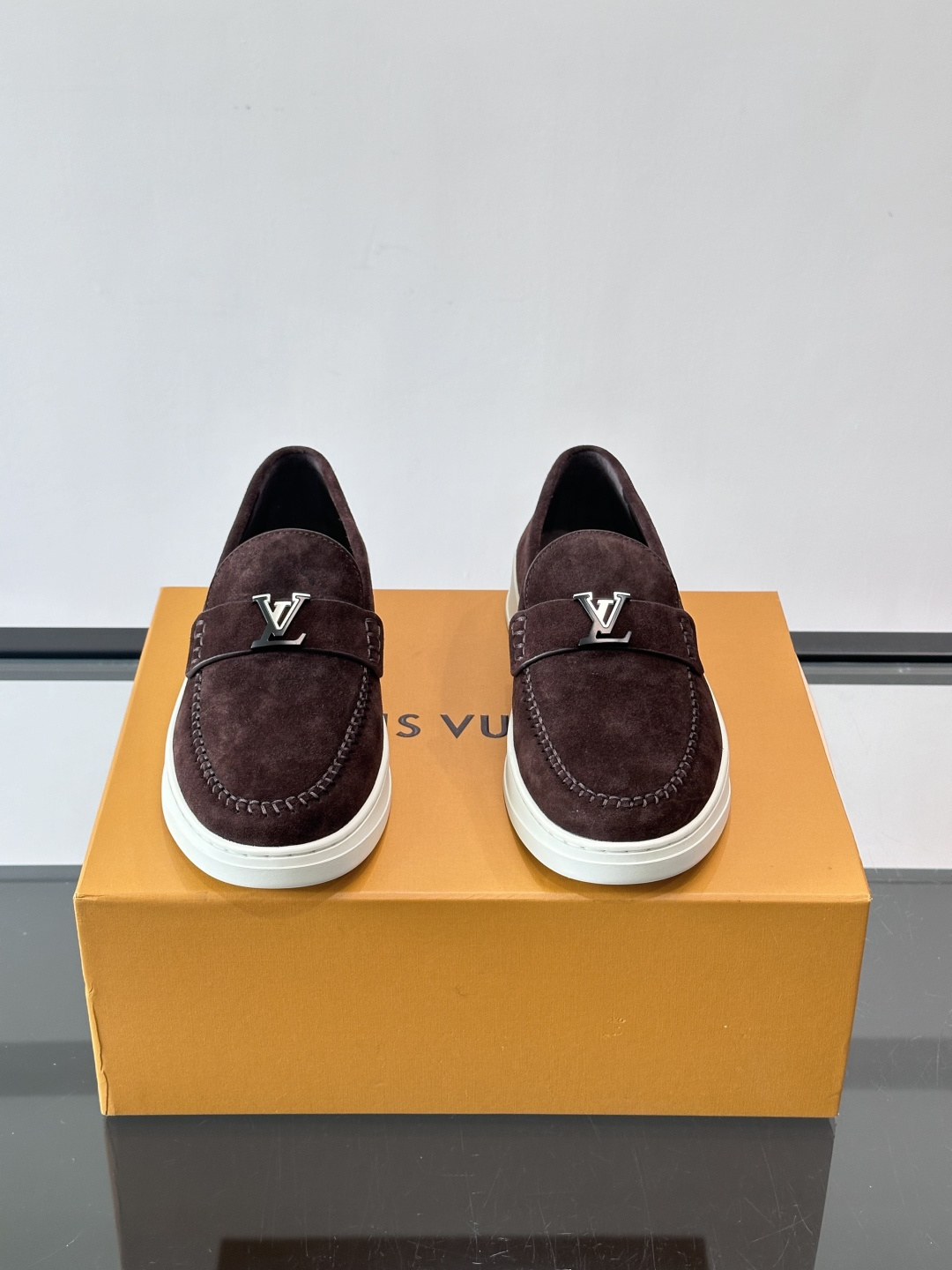 LV男士乐福鞋，采用进口麂皮，触感柔软，质感高级✨。鞋面搭配金属扣，简约又有细节感。白色橡胶鞋底，舒适耐