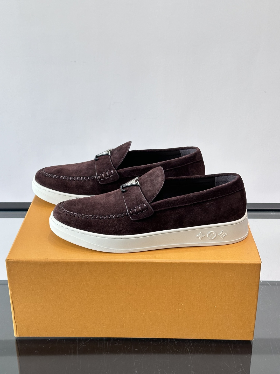 LV男士乐福鞋，采用进口麂皮，触感柔软，质感高级✨。鞋面搭配金属扣，简约又有细节感。白色橡胶鞋底，舒适耐