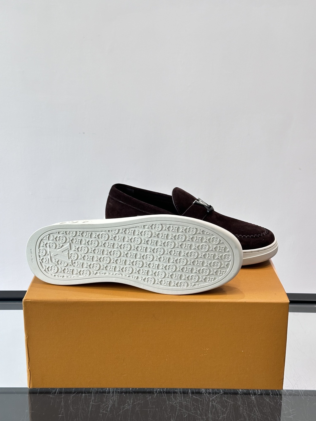 LV男士乐福鞋，采用进口麂皮，触感柔软，质感高级✨。鞋面搭配金属扣，简约又有细节感。白色橡胶鞋底，舒适耐