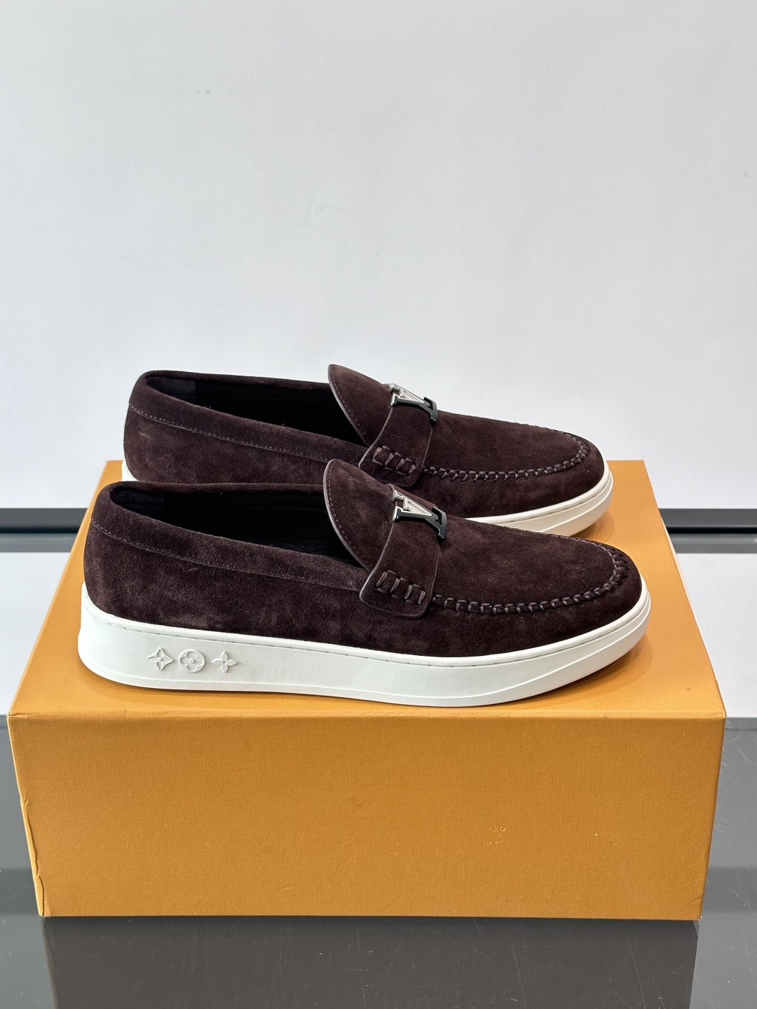 LV男士乐福鞋，采用进口麂皮，触感柔软，质感高级✨。鞋面搭配金属扣，简约又有细节感。白色橡胶鞋底，舒适耐