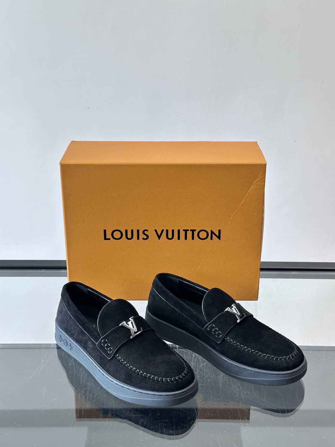 LV男士乐福鞋，采用进口麂皮，触感柔软，质感高级✨。鞋面搭配金属扣，简约又有细节感。白色橡胶鞋底，舒适耐