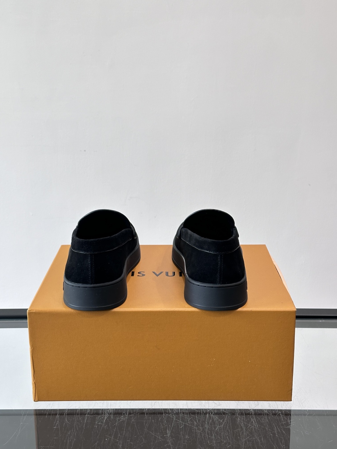 LV男士乐福鞋，采用进口麂皮，触感柔软，质感高级✨。鞋面搭配金属扣，简约又有细节感。白色橡胶鞋底，舒适耐