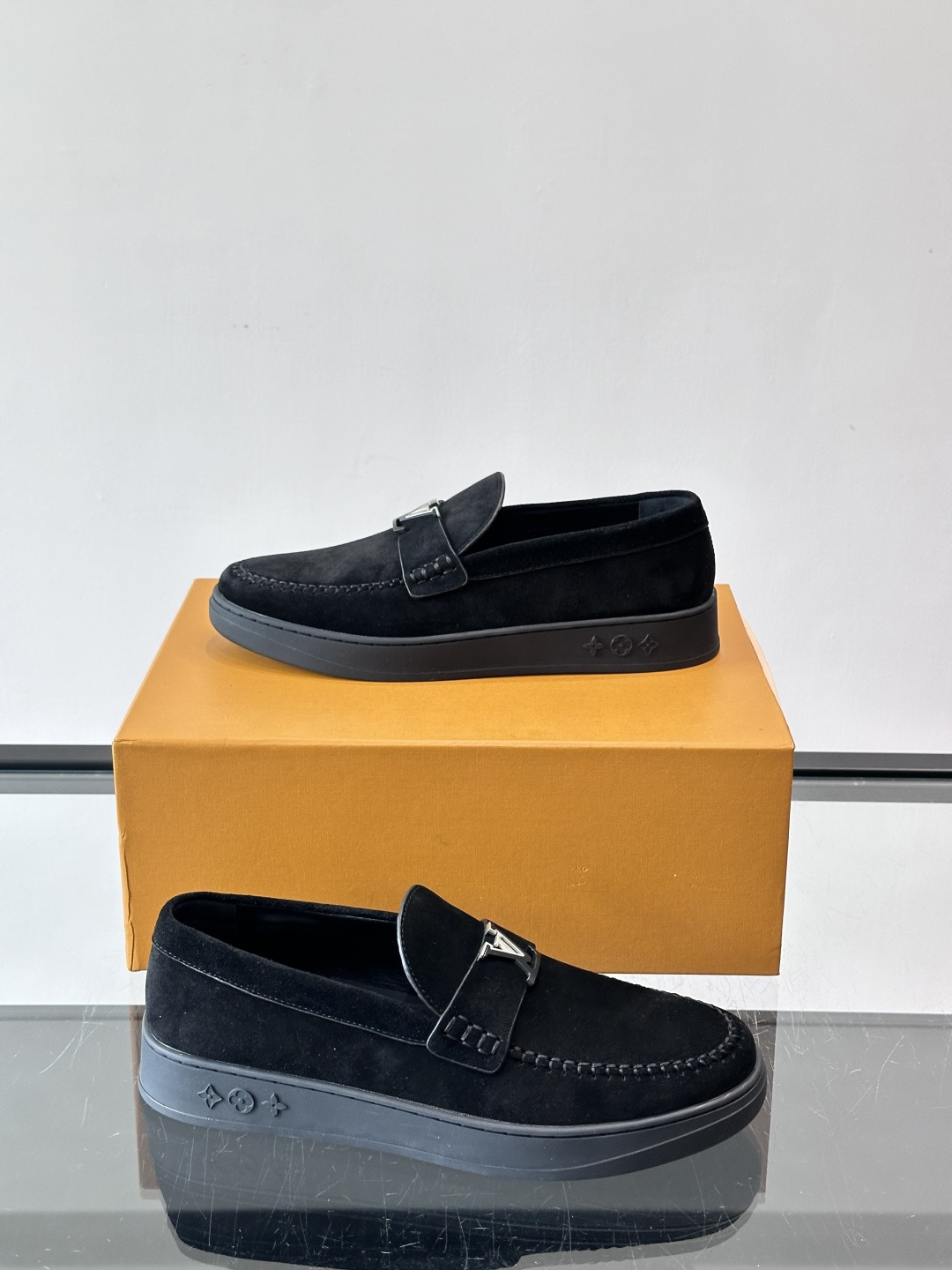 LV男士乐福鞋，采用进口麂皮，触感柔软，质感高级✨。鞋面搭配金属扣，简约又有细节感。白色橡胶鞋底，舒适耐