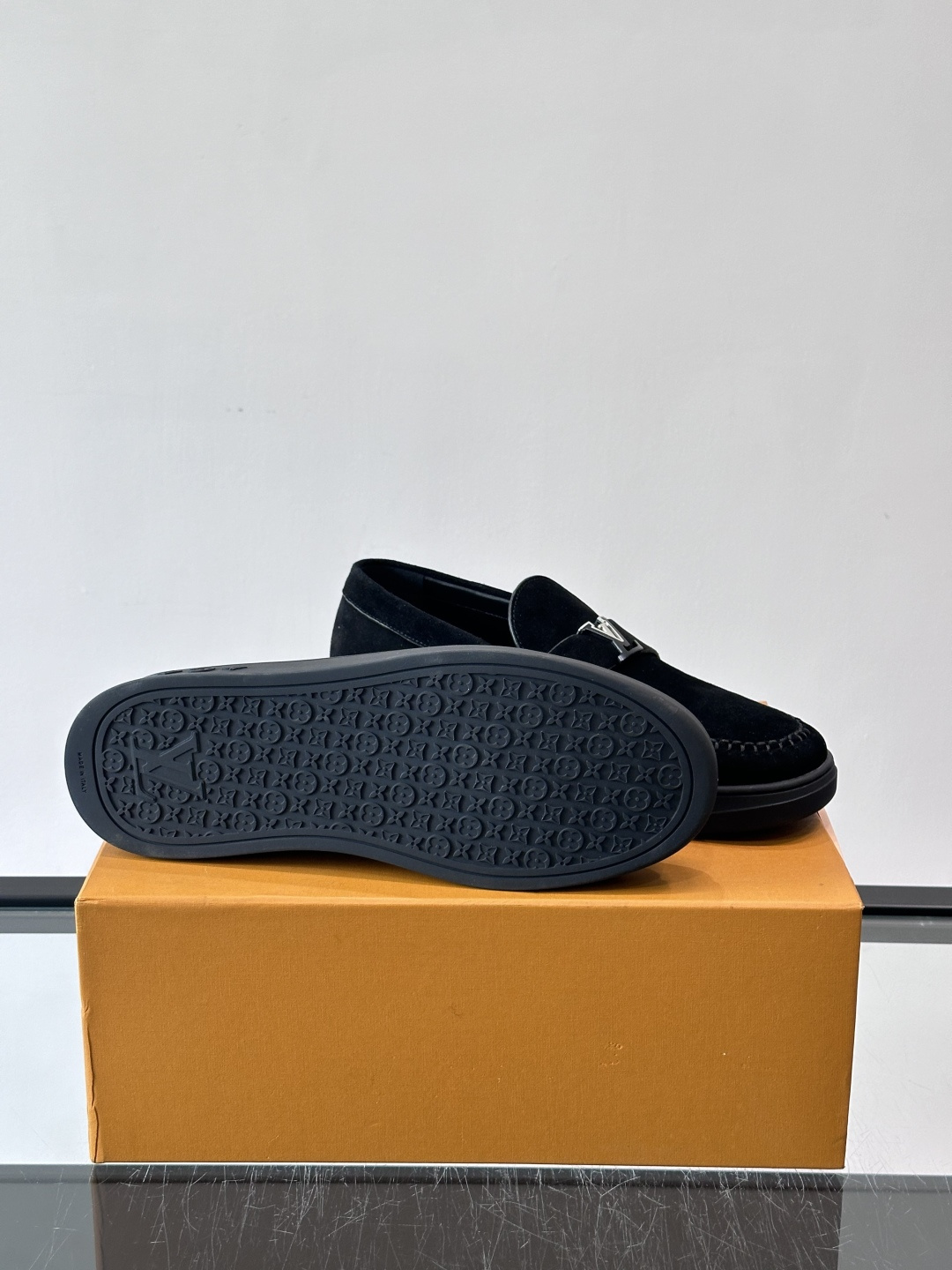 LV男士乐福鞋，采用进口麂皮，触感柔软，质感高级✨。鞋面搭配金属扣，简约又有细节感。白色橡胶鞋底，舒适耐