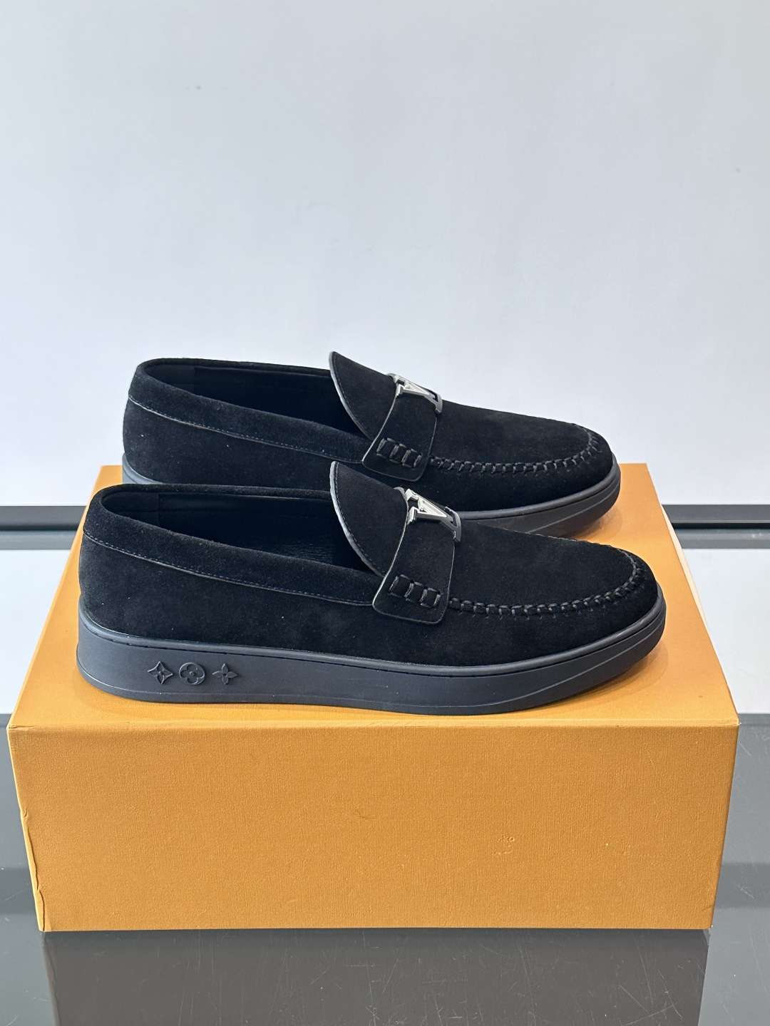 LV男士乐福鞋，采用进口麂皮，触感柔软，质感高级✨。鞋面搭配金属扣，简约又有细节感。白色橡胶鞋底，舒适耐