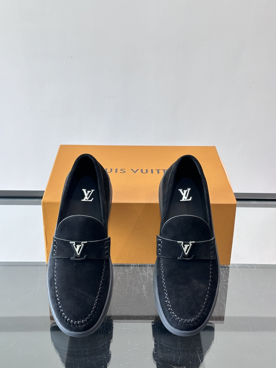 LV男士乐福鞋，采用进口麂皮，触感柔软，质感高级✨。鞋面搭配金属扣，简约又有细节感。白色橡胶鞋底，舒适耐