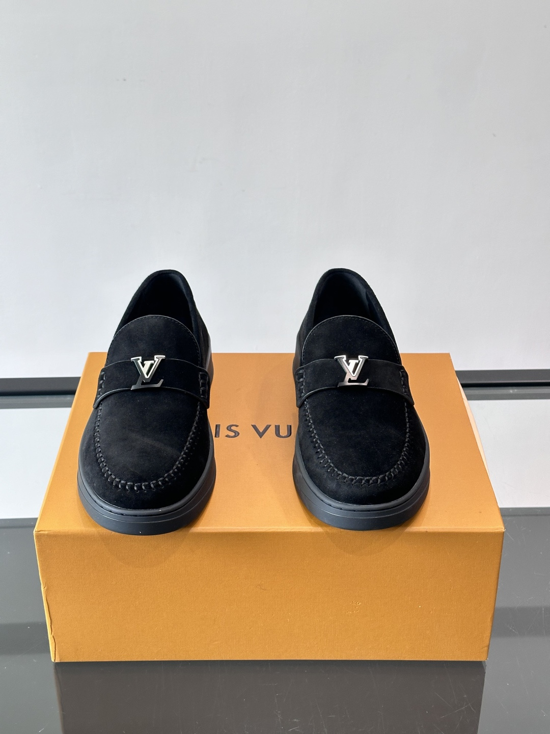 LV男士乐福鞋，采用进口麂皮，触感柔软，质感高级✨。鞋面搭配金属扣，简约又有细节感。白色橡胶鞋底，舒适耐