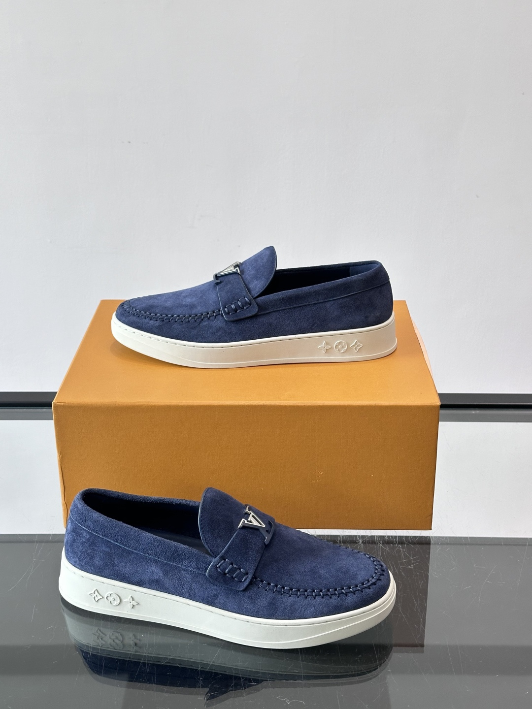 LV男士乐福鞋，采用进口麂皮，触感柔软，质感高级✨。鞋面搭配金属扣，简约又有细节感。白色橡胶鞋底，舒适耐