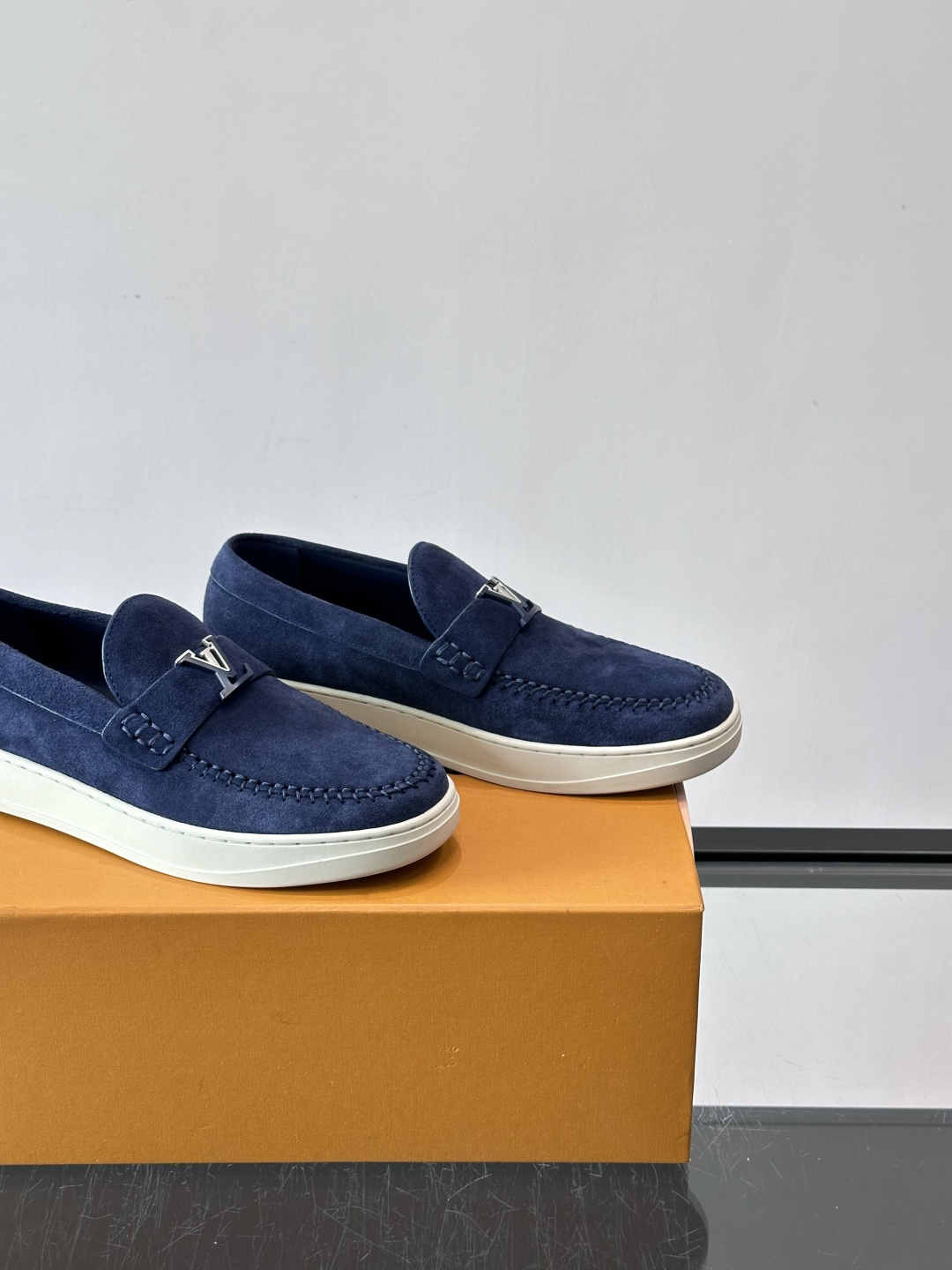 LV男士乐福鞋，采用进口麂皮，触感柔软，质感高级✨。鞋面搭配金属扣，简约又有细节感。白色橡胶鞋底，舒适耐